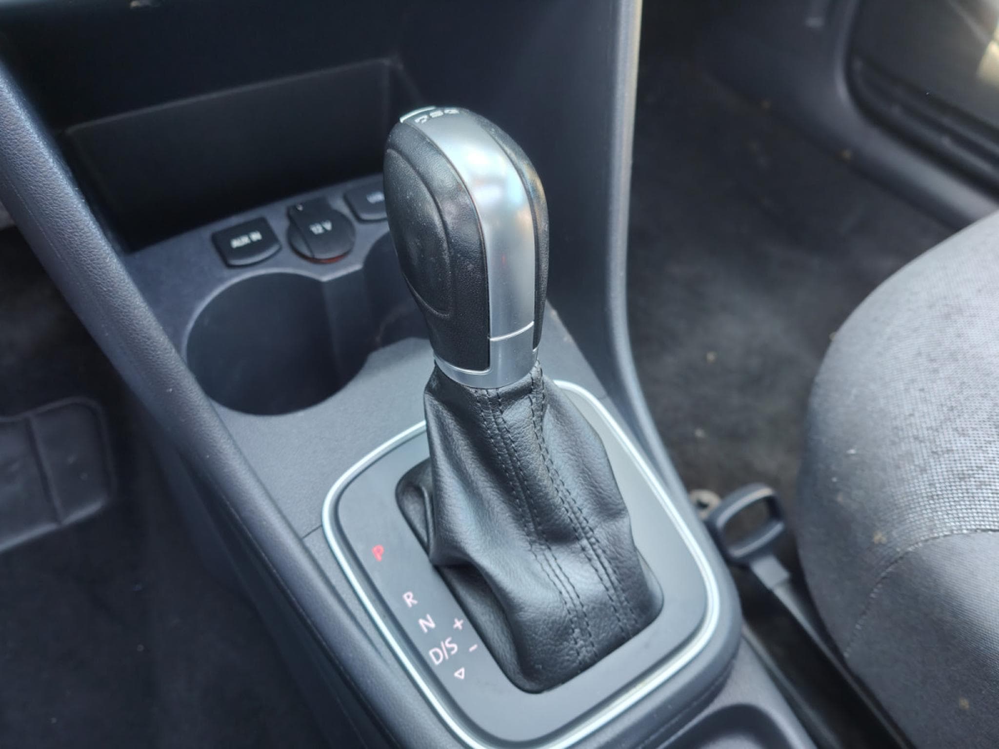 VW Polo 1.2 TSI DSG TOIT OUVRANT BLUETOOTH GPS RADAR AV/ARR CLIM AUT (2015) - Photo 19