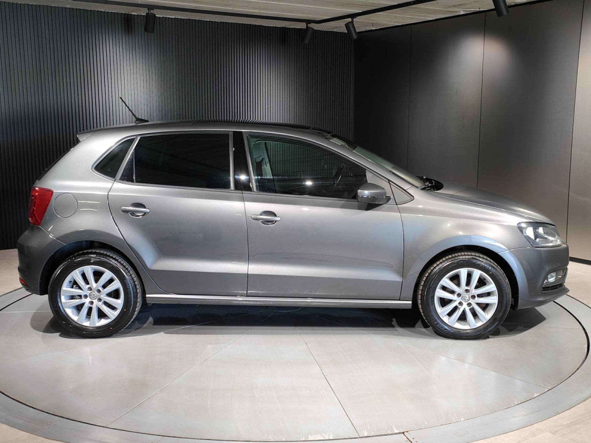 VW Polo 1.2 TSI DSG TOIT OUVRANT BLUETOOTH GPS RADAR AV/ARR CLIM AUT (2015) - Photo 2