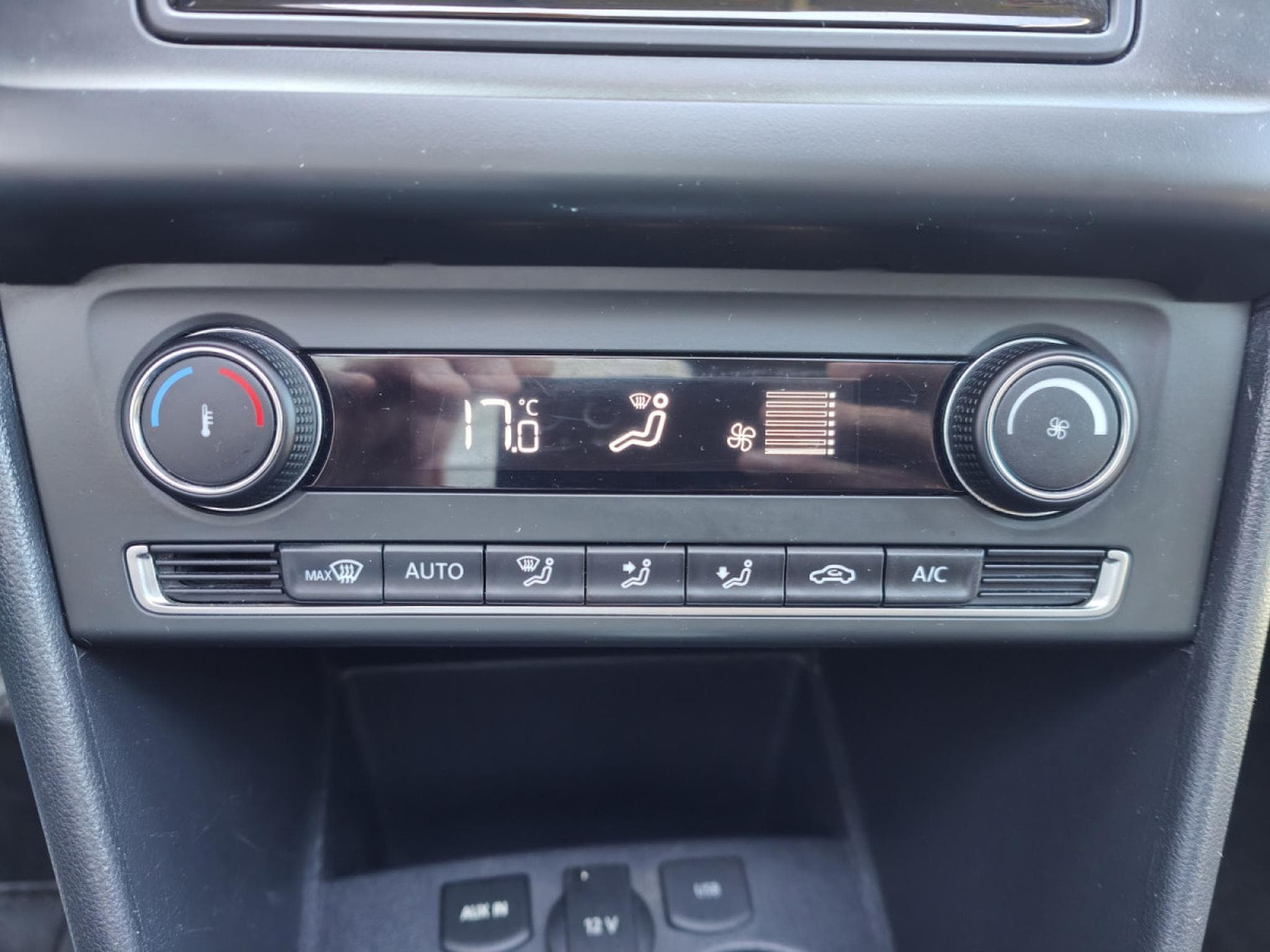 VW Polo 1.2 TSI DSG TOIT OUVRANT BLUETOOTH GPS RADAR AV/ARR CLIM AUT (2015) - Photo 20