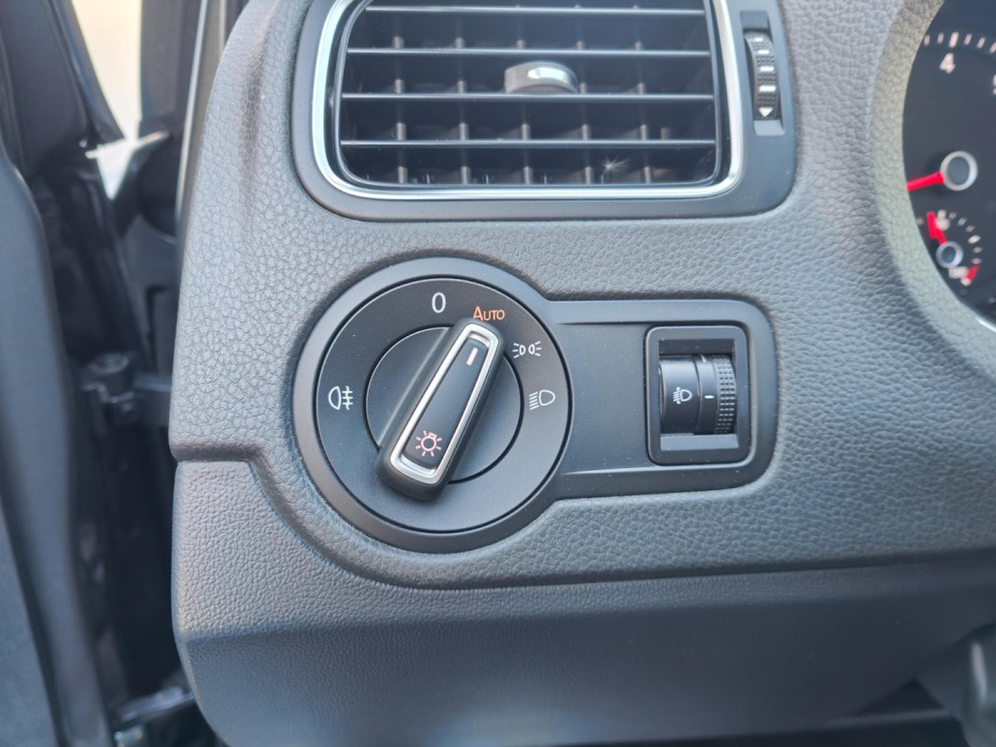 VW Polo 1.2 TSI DSG TOIT OUVRANT BLUETOOTH GPS RADAR AV/ARR CLIM AUT (2015) - Photo 23