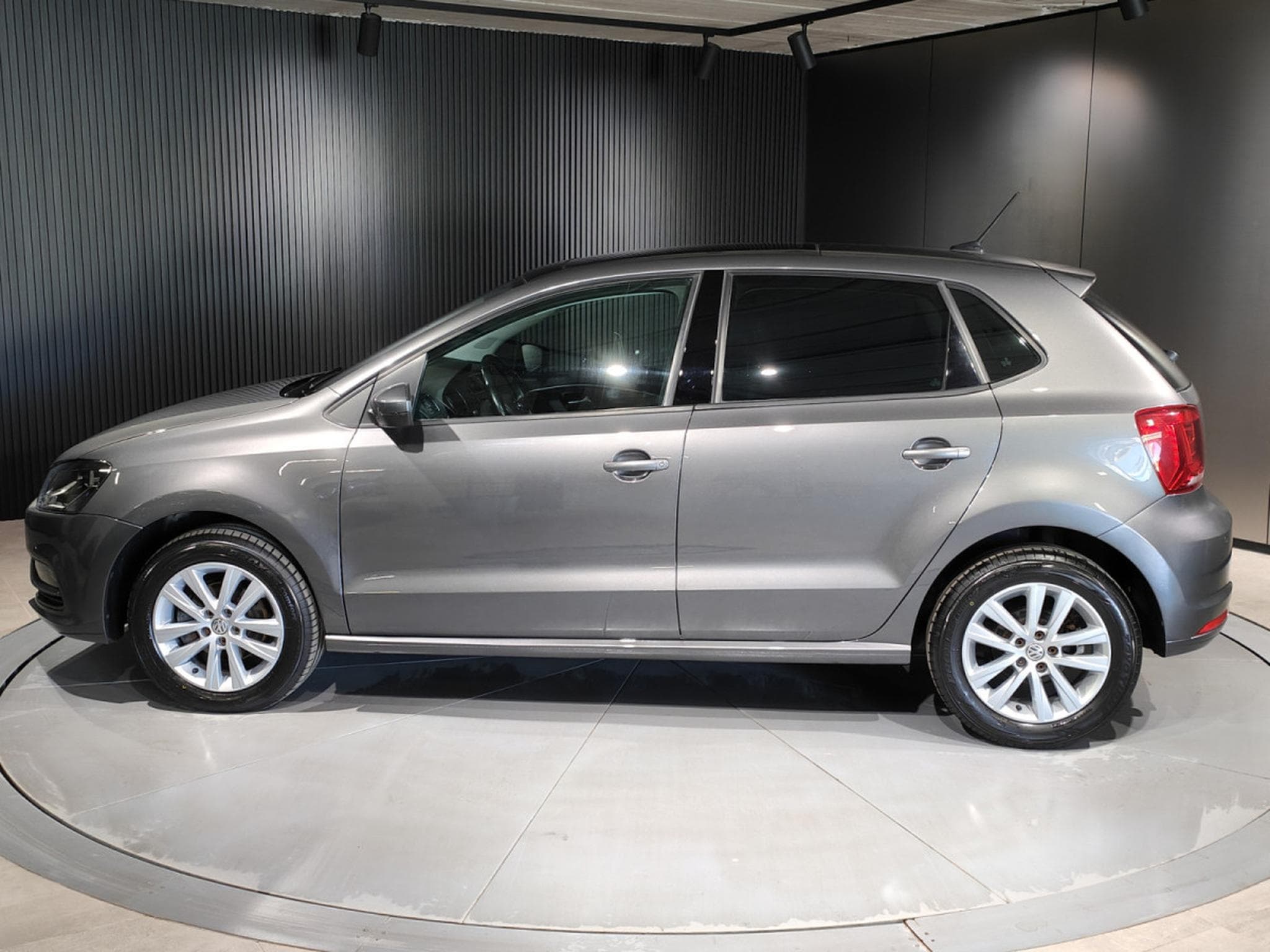 VW Polo 1.2 TSI DSG TOIT OUVRANT BLUETOOTH GPS RADAR AV/ARR CLIM AUT (2015) - Photo 5