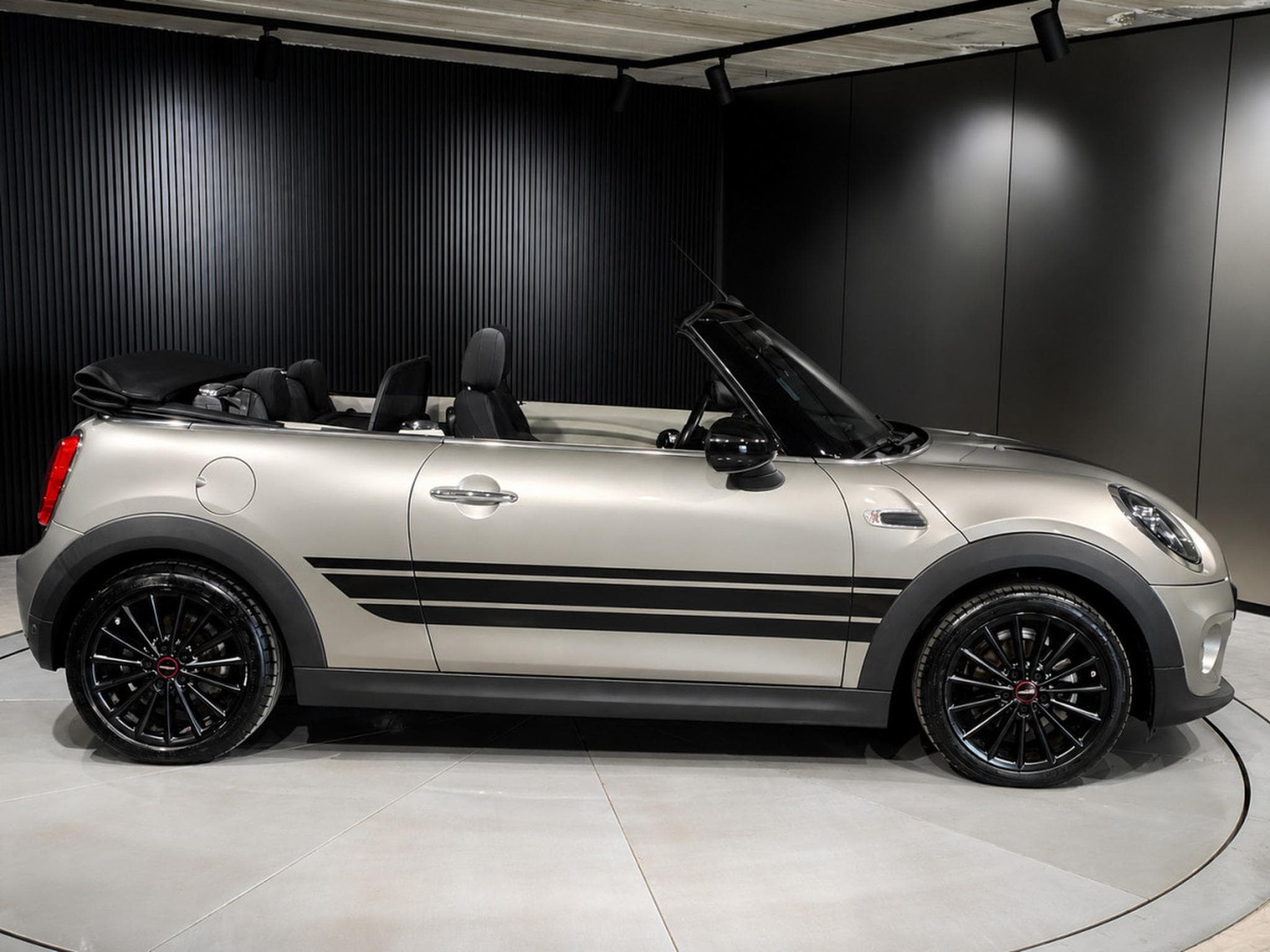 Mini Cooper Cabriolet 1.5i BLUETOOTH GPS SIEGES CHAUFF RADAR ARR (2018) - Photo 2