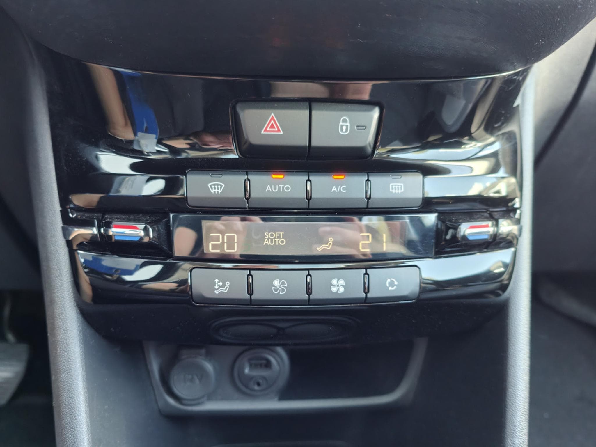 Peugeot 2008 1.6 HDI CARPLAY TOIT PANO SEMI-CUIR GPS BLUETOOTH (2017) - Photo 14