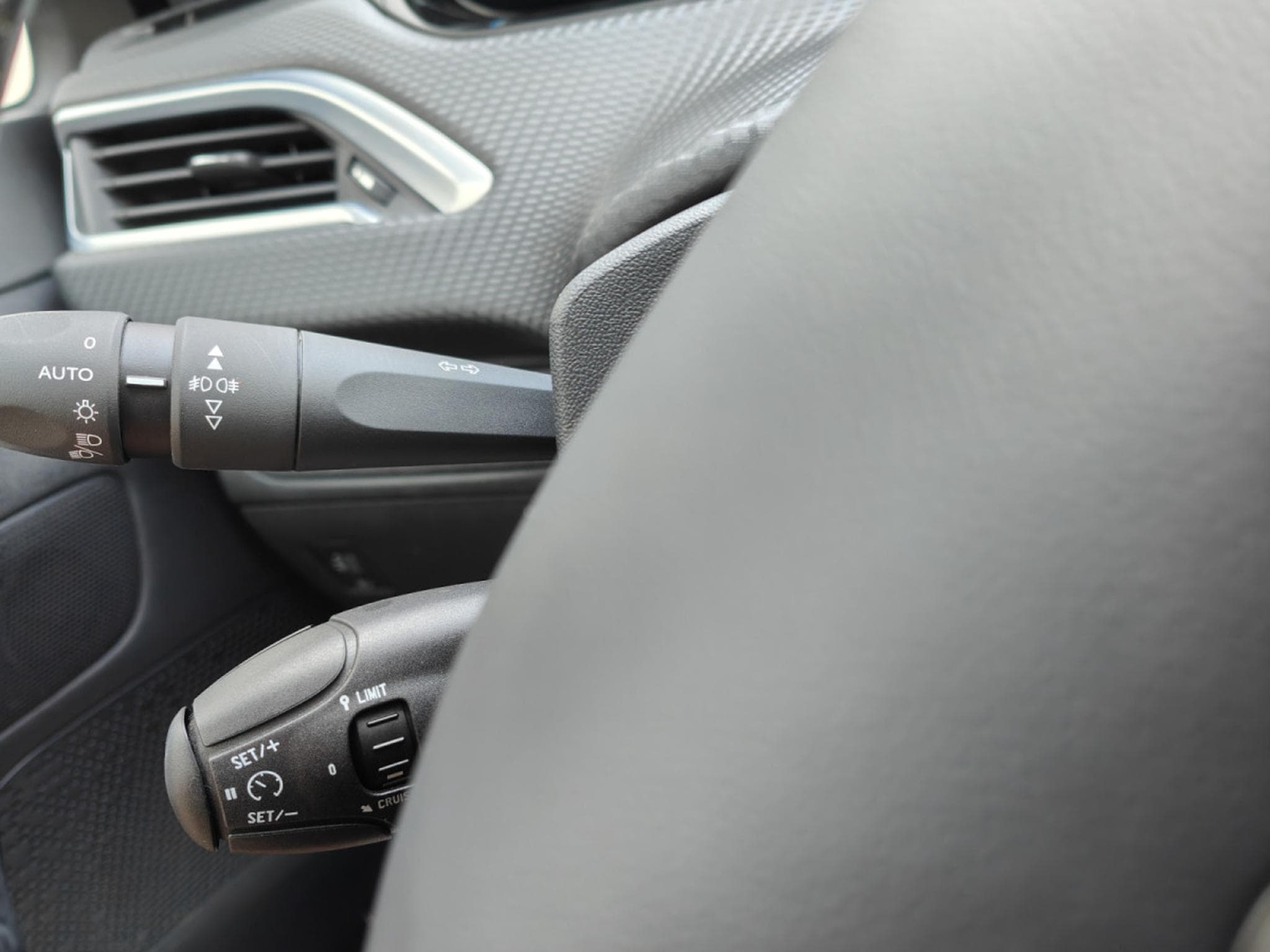 Peugeot 2008 1.6 HDI CARPLAY TOIT PANO SEMI-CUIR GPS BLUETOOTH (2017) - Photo 18