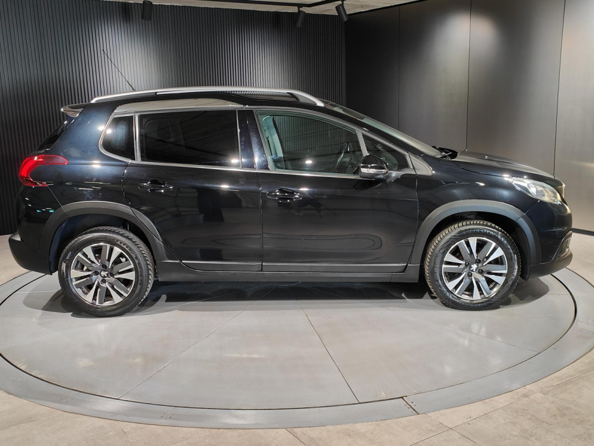 Peugeot 2008 1.6 HDI CARPLAY TOIT PANO SEMI-CUIR GPS BLUETOOTH (2017) - Photo 2