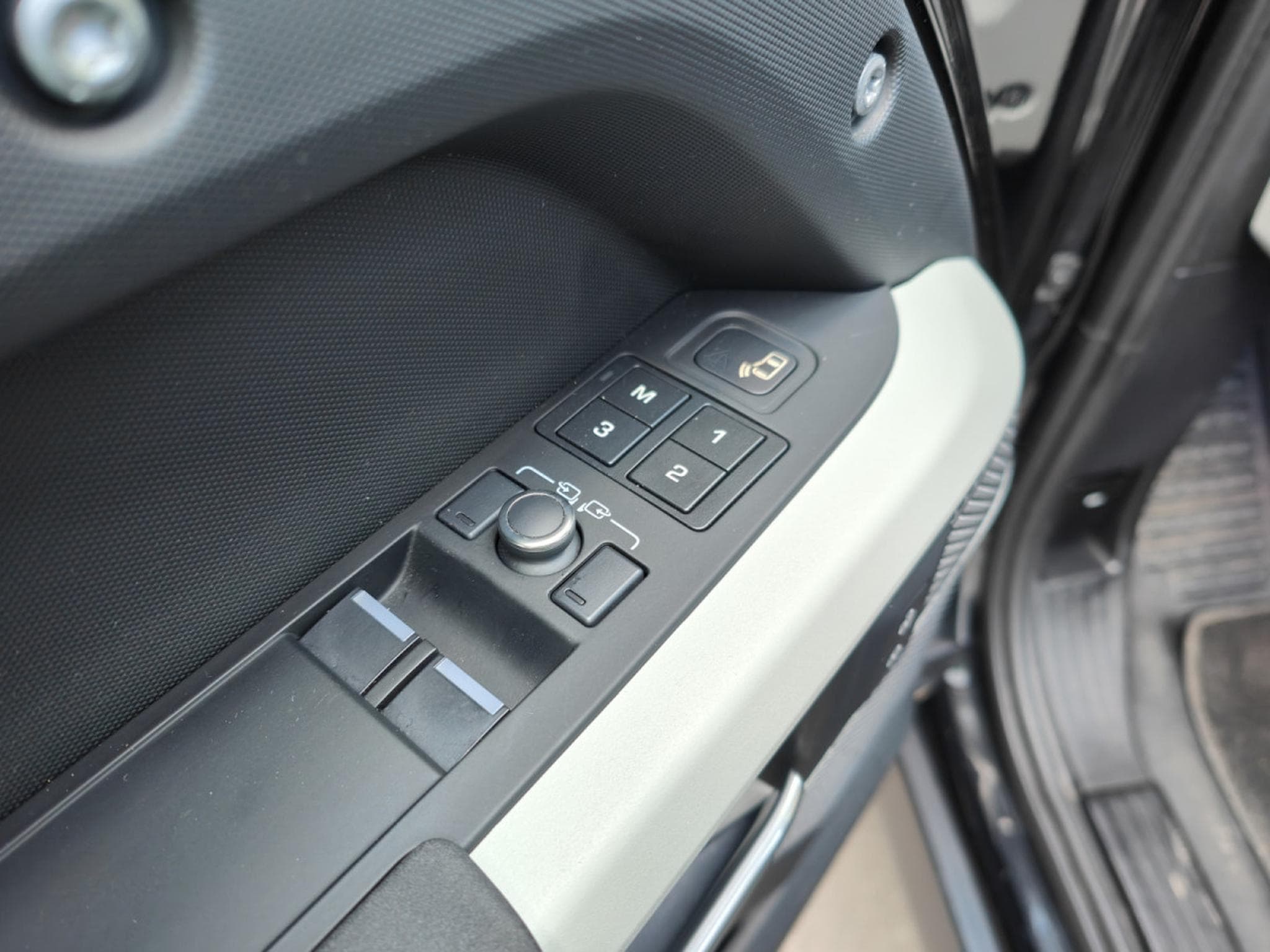 Land-Rover Defender 90 D250 TOIT OUVRANT CARPLAY CAMERA 360 CUIR (2022) - Photo 12