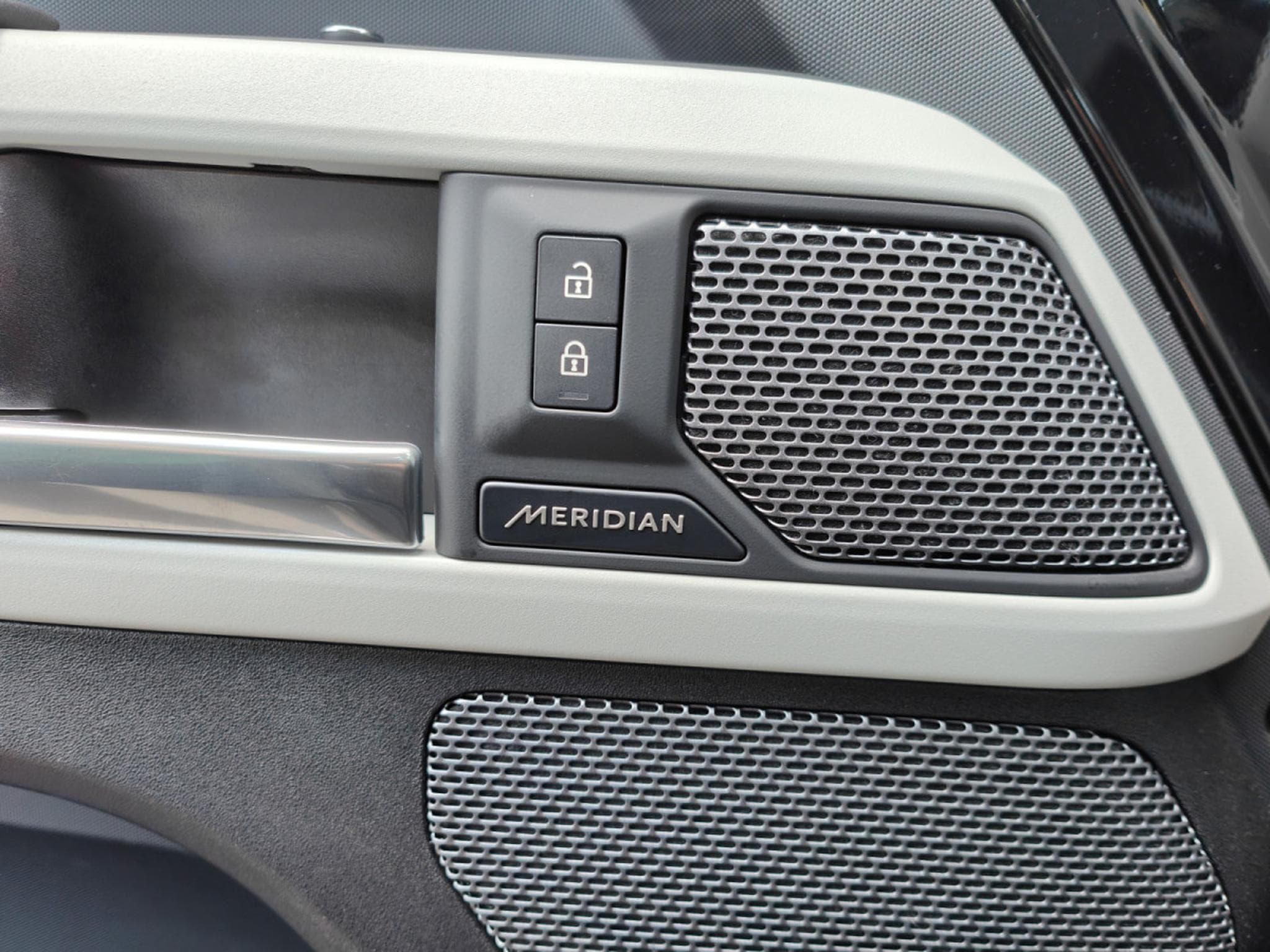 Land-Rover Defender 90 D250 TOIT OUVRANT CARPLAY CAMERA 360 CUIR (2022) - Photo 13