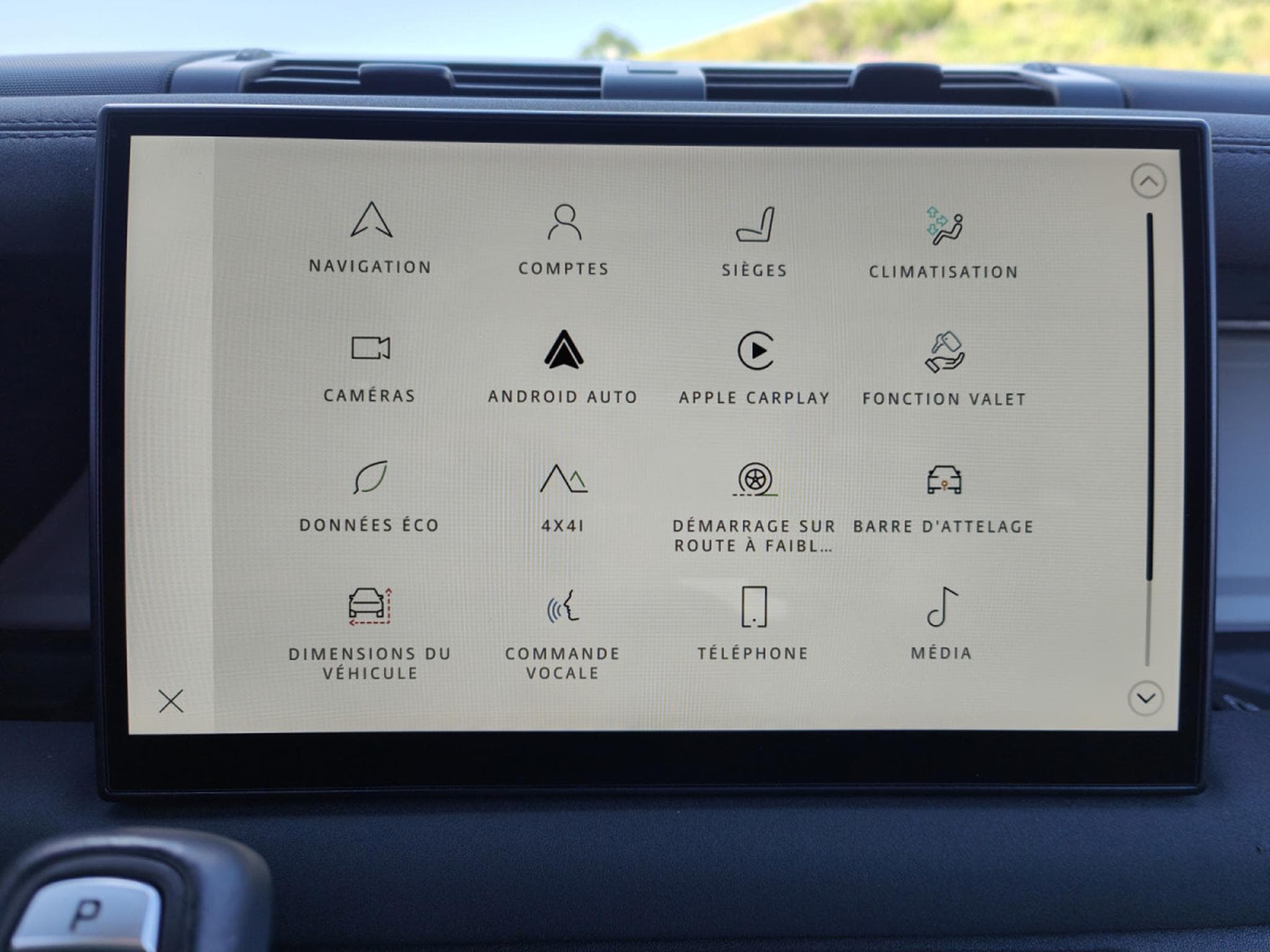 Land-Rover Defender 90 D250 TOIT OUVRANT CARPLAY CAMERA 360 CUIR (2022) - Photo 19
