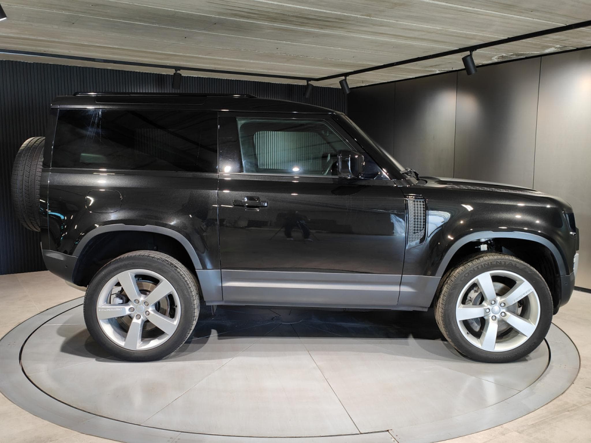 Land-Rover Defender 90 D250 TOIT OUVRANT CARPLAY CAMERA 360 CUIR (2022) - Photo 2