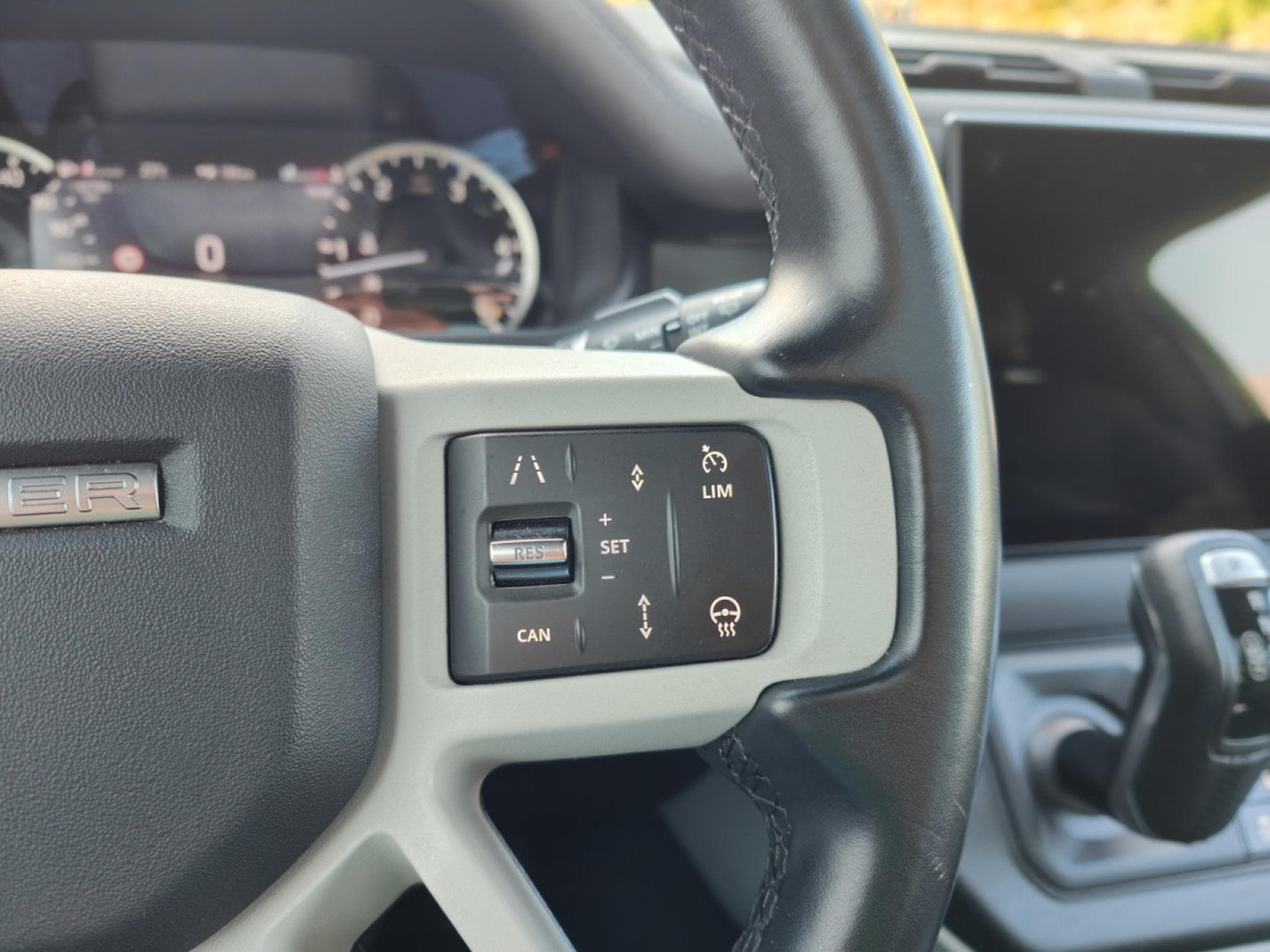 Land-Rover Defender 90 D250 TOIT OUVRANT CARPLAY CAMERA 360 CUIR (2022) - Photo 20