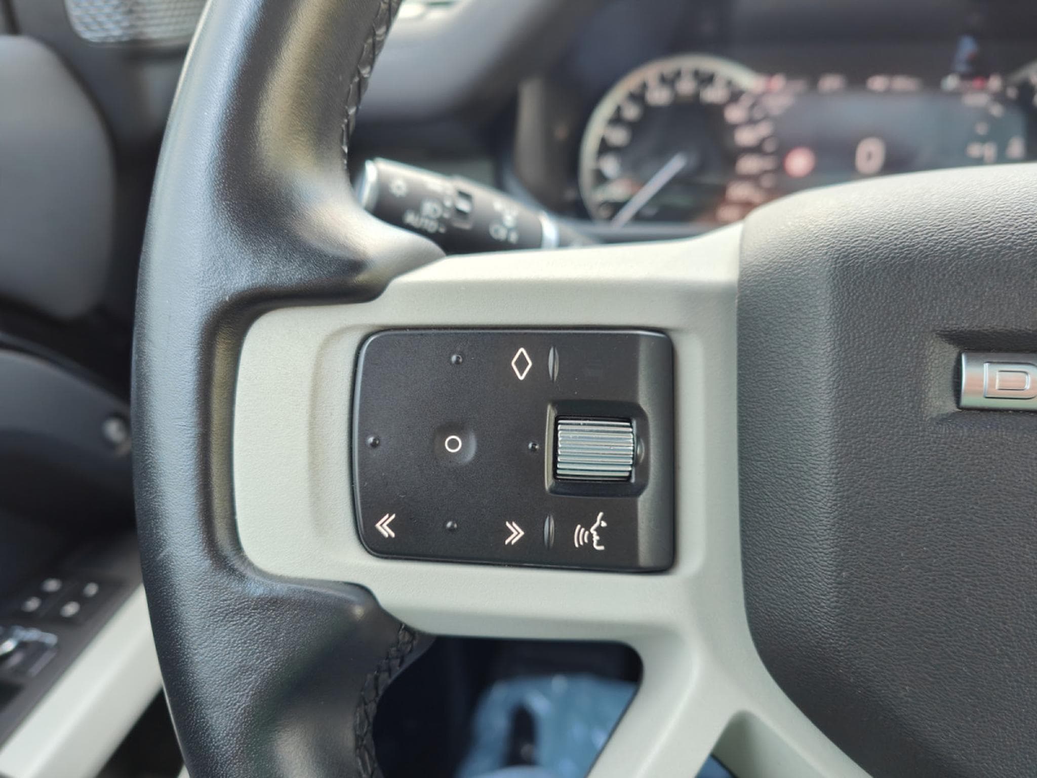 Land-Rover Defender 90 D250 TOIT OUVRANT CARPLAY CAMERA 360 CUIR (2022) - Photo 21