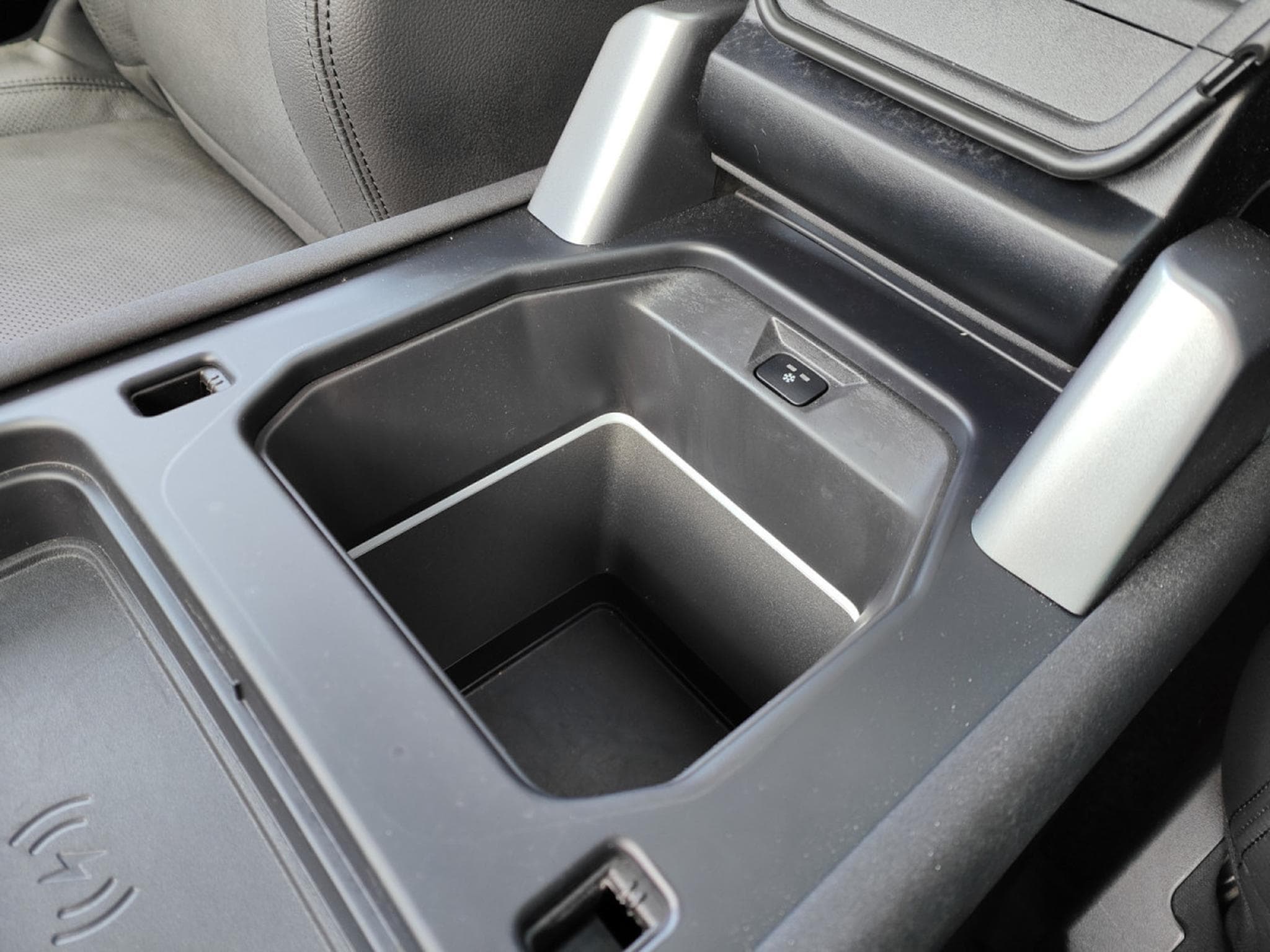 Land-Rover Defender 90 D250 TOIT OUVRANT CARPLAY CAMERA 360 CUIR (2022) - Photo 25