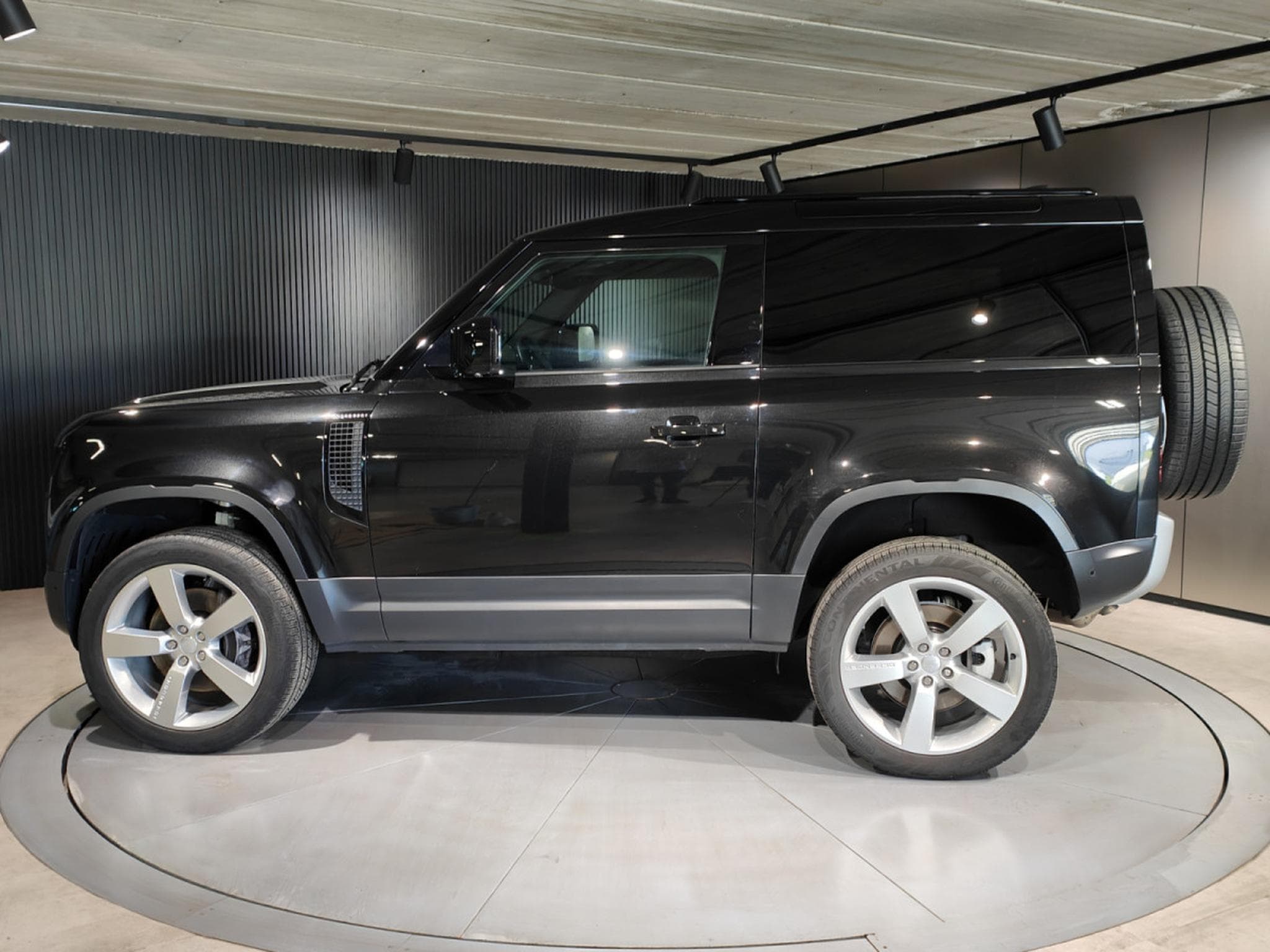 Land-Rover Defender 90 D250 TOIT OUVRANT CARPLAY CAMERA 360 CUIR (2022) - Photo 5