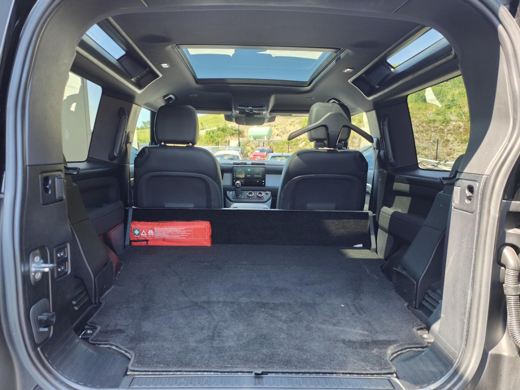 Land-Rover Defender 90 D250 TOIT OUVRANT CARPLAY CAMERA 360 CUIR (2022) - Photo 9