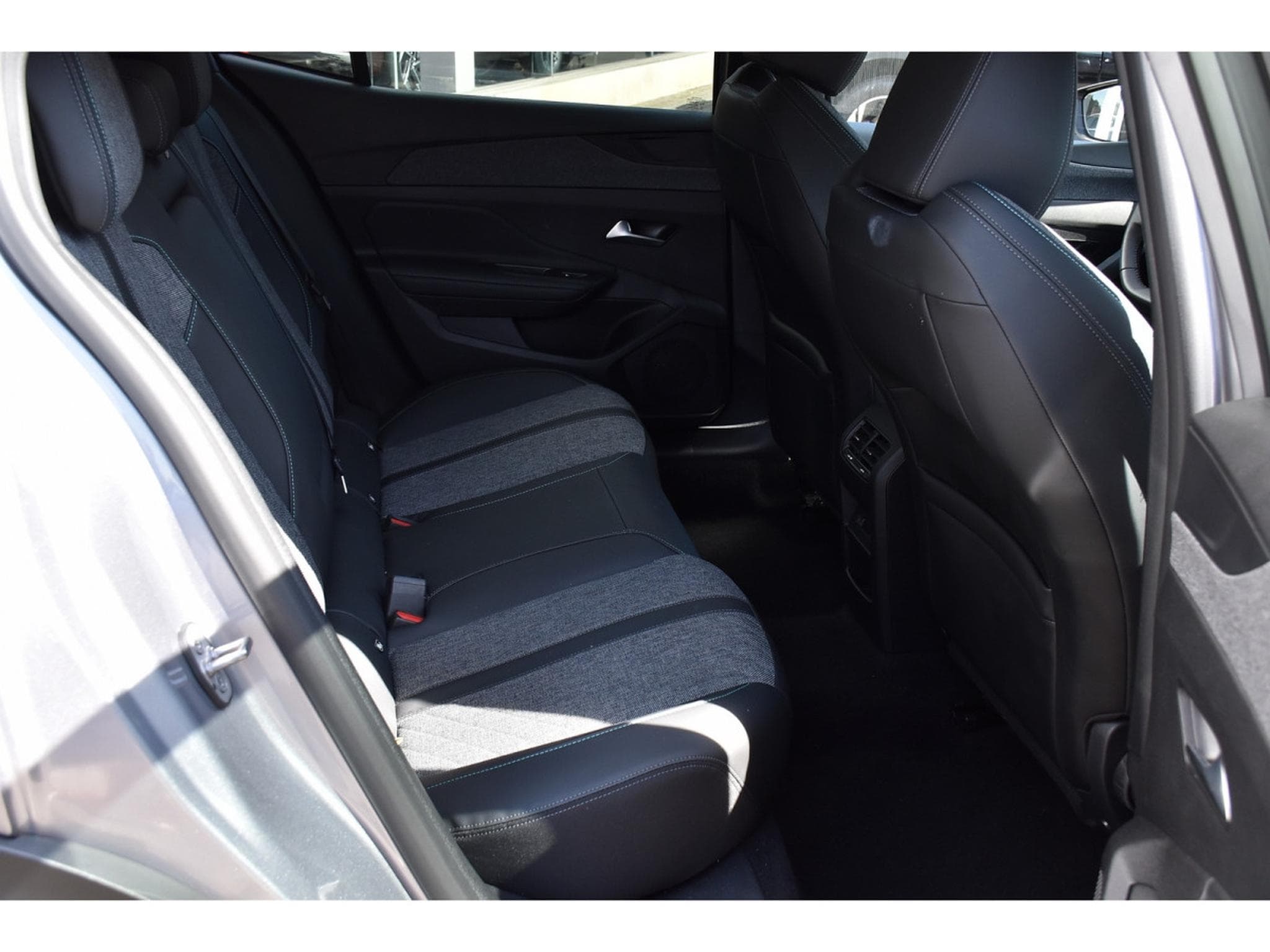 Peugeot 408 1.2 PureTech Allure EAT8 ACC LANE GPS CAM 1° MAIN (2024) - Photo 8
