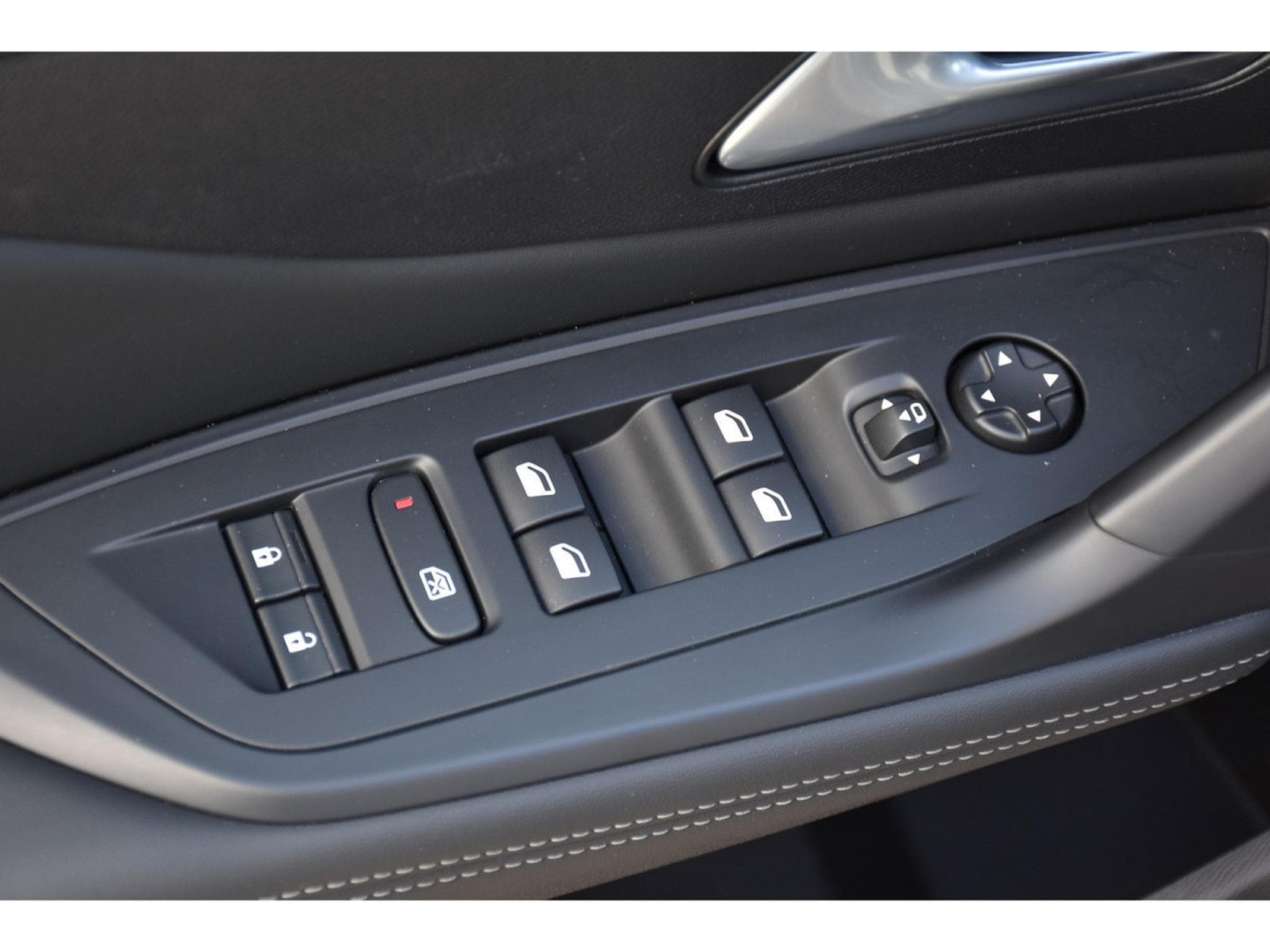 Peugeot 408 1.2 turbo 130 Allure EAT8 SG CHFF LANE CAM360 JA19 1° MAIN (2024) - Photo 24