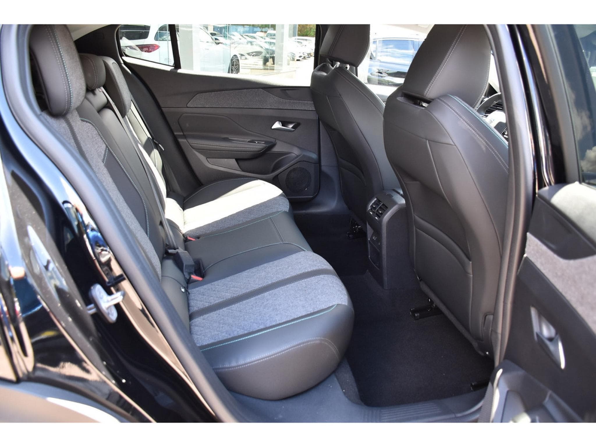 Peugeot 408 1.2 turbo 130 Allure EAT8 SG CHFF LANE CAM360 JA19 1° MAIN (2024) - Photo 8