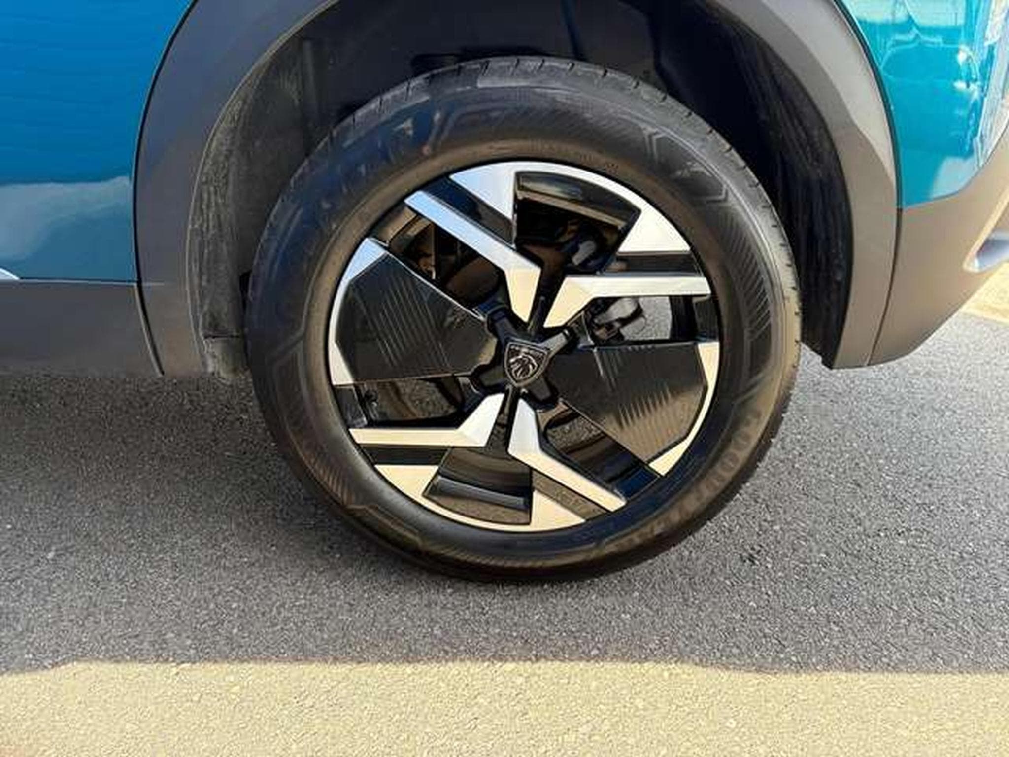 Peugeot 2008 2008 PureTech 100 Allure (2025) - Photo 4