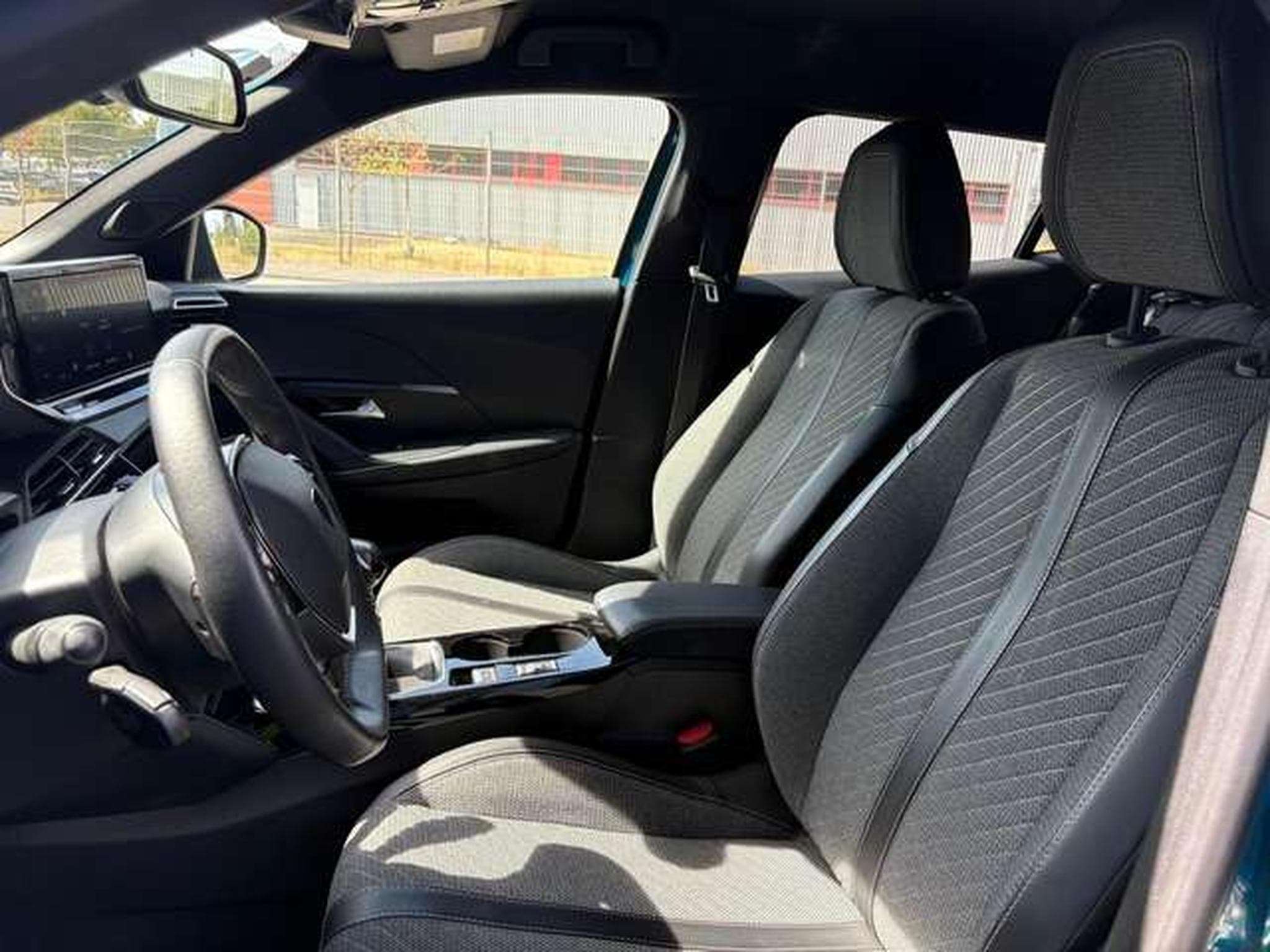 Peugeot 2008 2008 PureTech 100 Allure (2025) - Photo 5