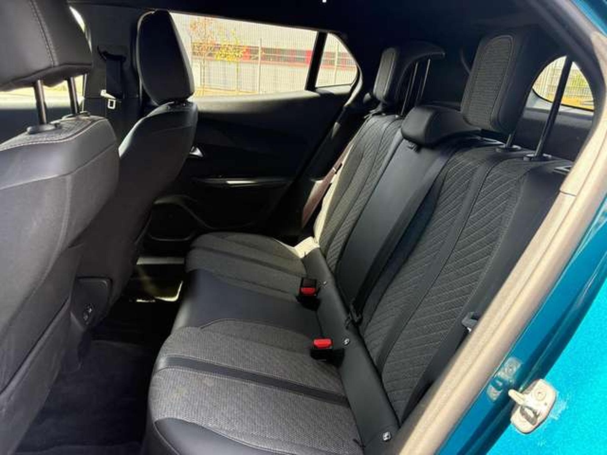 Peugeot 2008 2008 PureTech 100 Allure (2025) - Photo 6