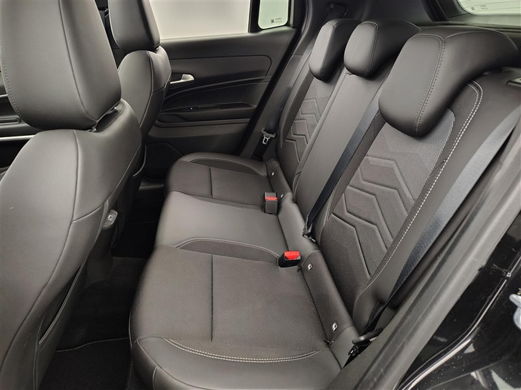 Jeep Avenger 1.2 Turbo E-Hybrid 100cv DCT Longitude CARPLAY / FULL LED (2025) - Photo 12