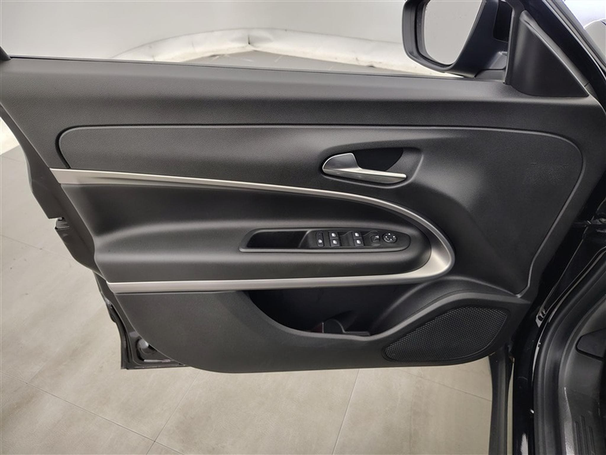 Jeep Avenger 1.2 Turbo E-Hybrid 100cv DCT Longitude CARPLAY / FULL LED (2025) - Photo 16