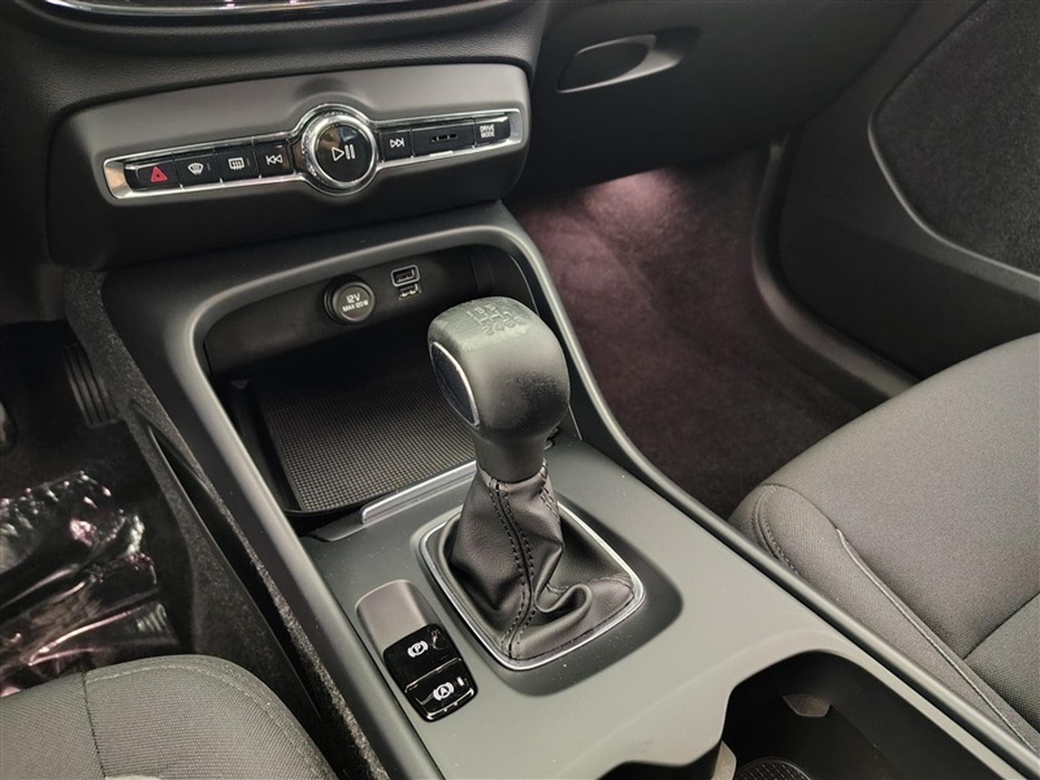 Volvo XC40 1.5 T2 Momentum Pro NAVI/FULL LED/JA/PDC AV AR (2021) - Photo 12
