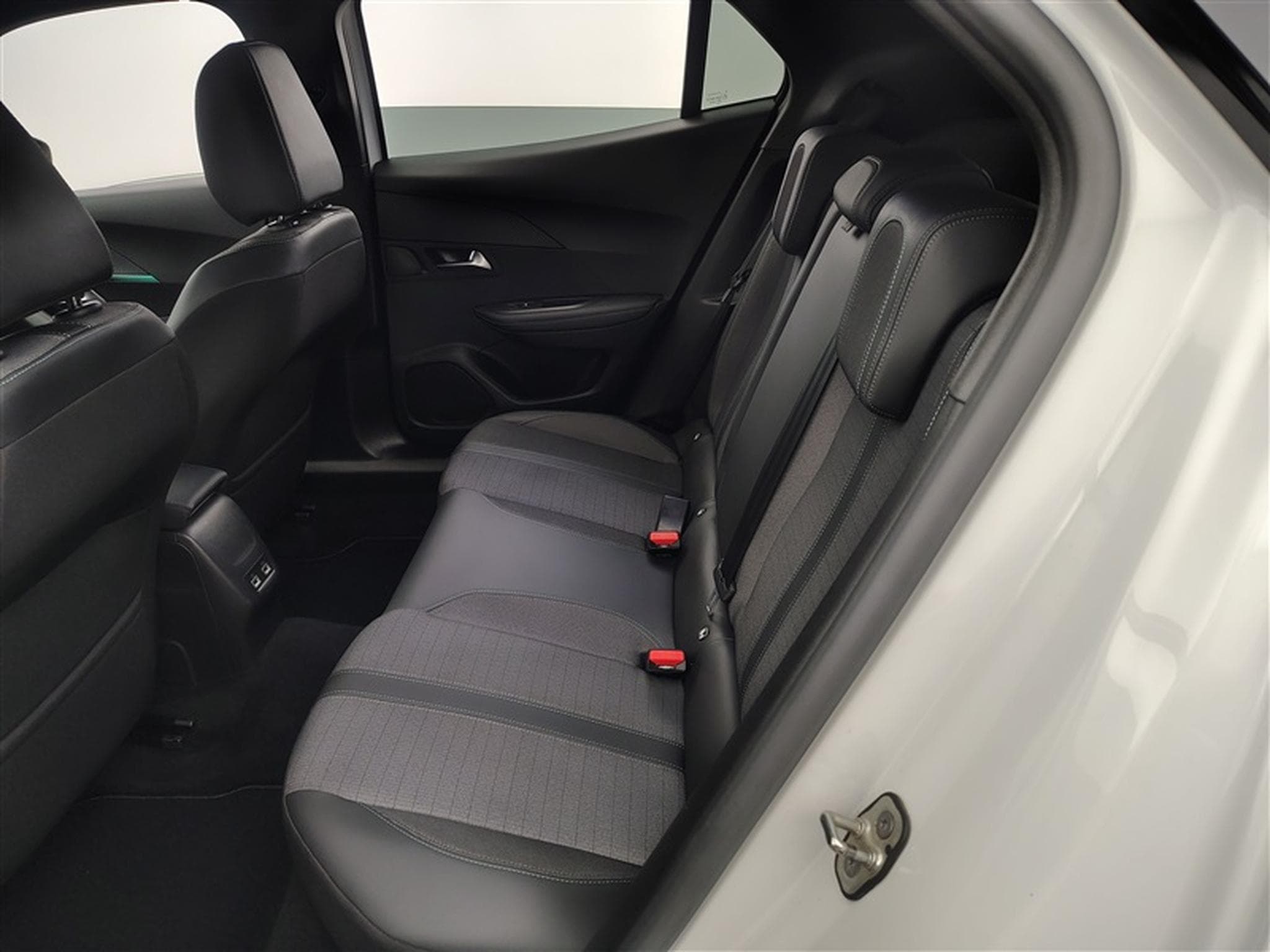 Peugeot 2008 1.2 PureTech 130Cv EAT8 Allure S-CUIR / NAVI / FULL LED (2023) - Photo 13