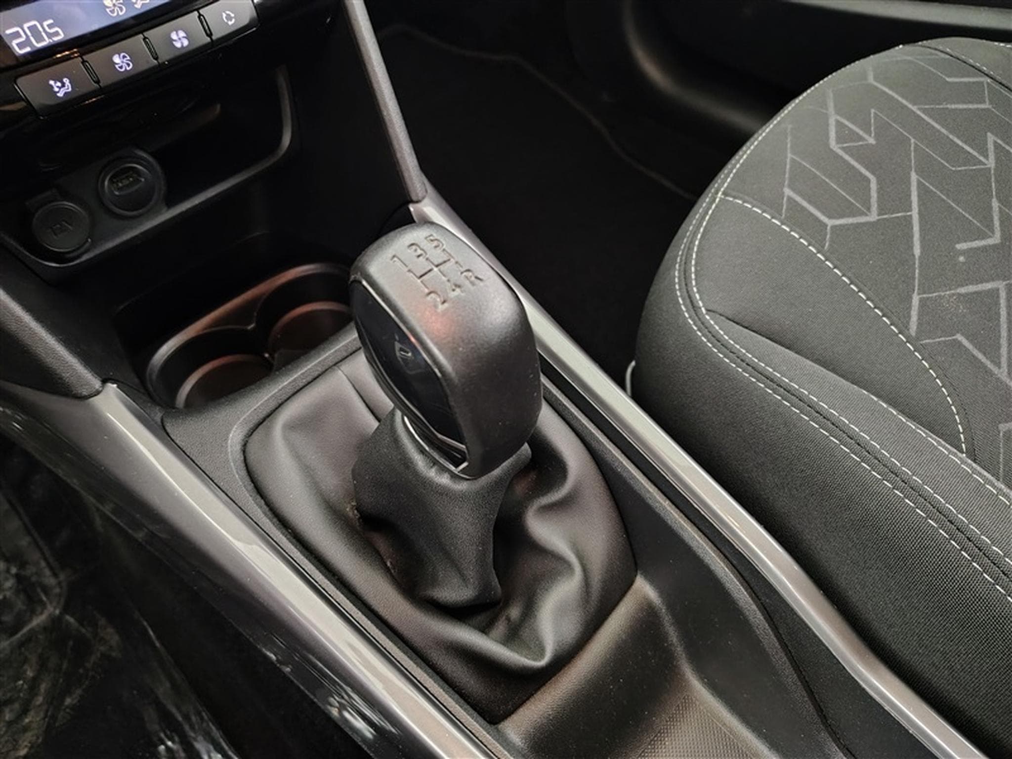 Peugeot 2008 1.2 PureTech 82Cv Active CLIM / BLUETOOTH / PDC (2019) - Photo 12