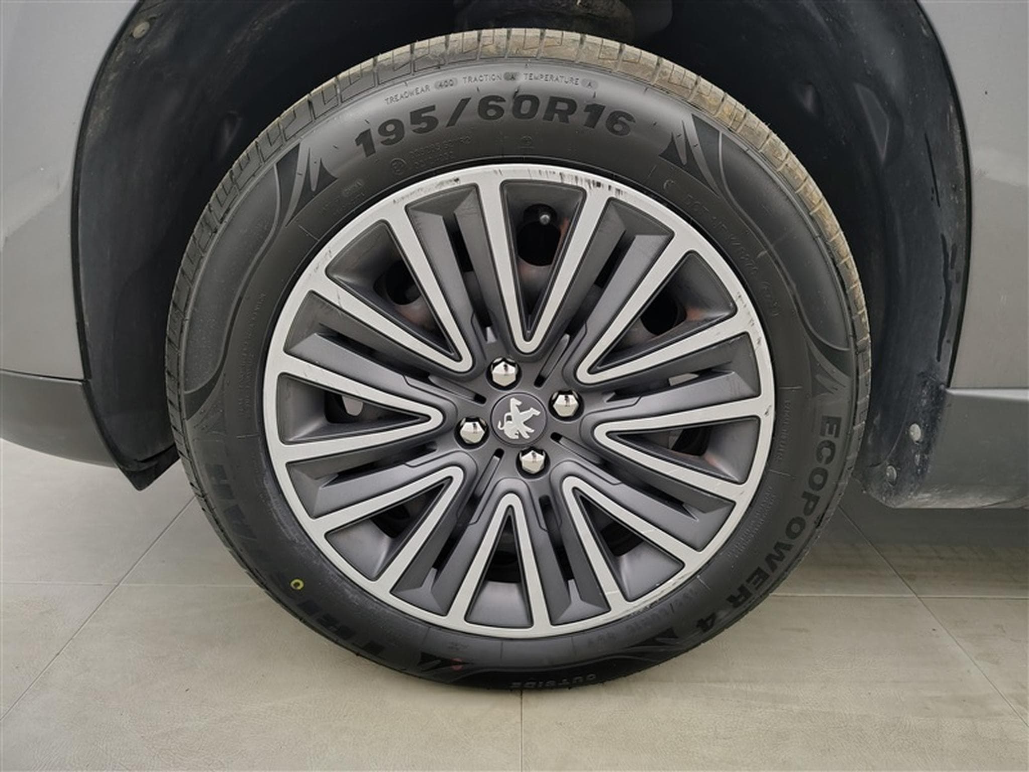 Peugeot 2008 1.2 PureTech 82Cv Active CLIM / BLUETOOTH / PDC (2019) - Photo 6