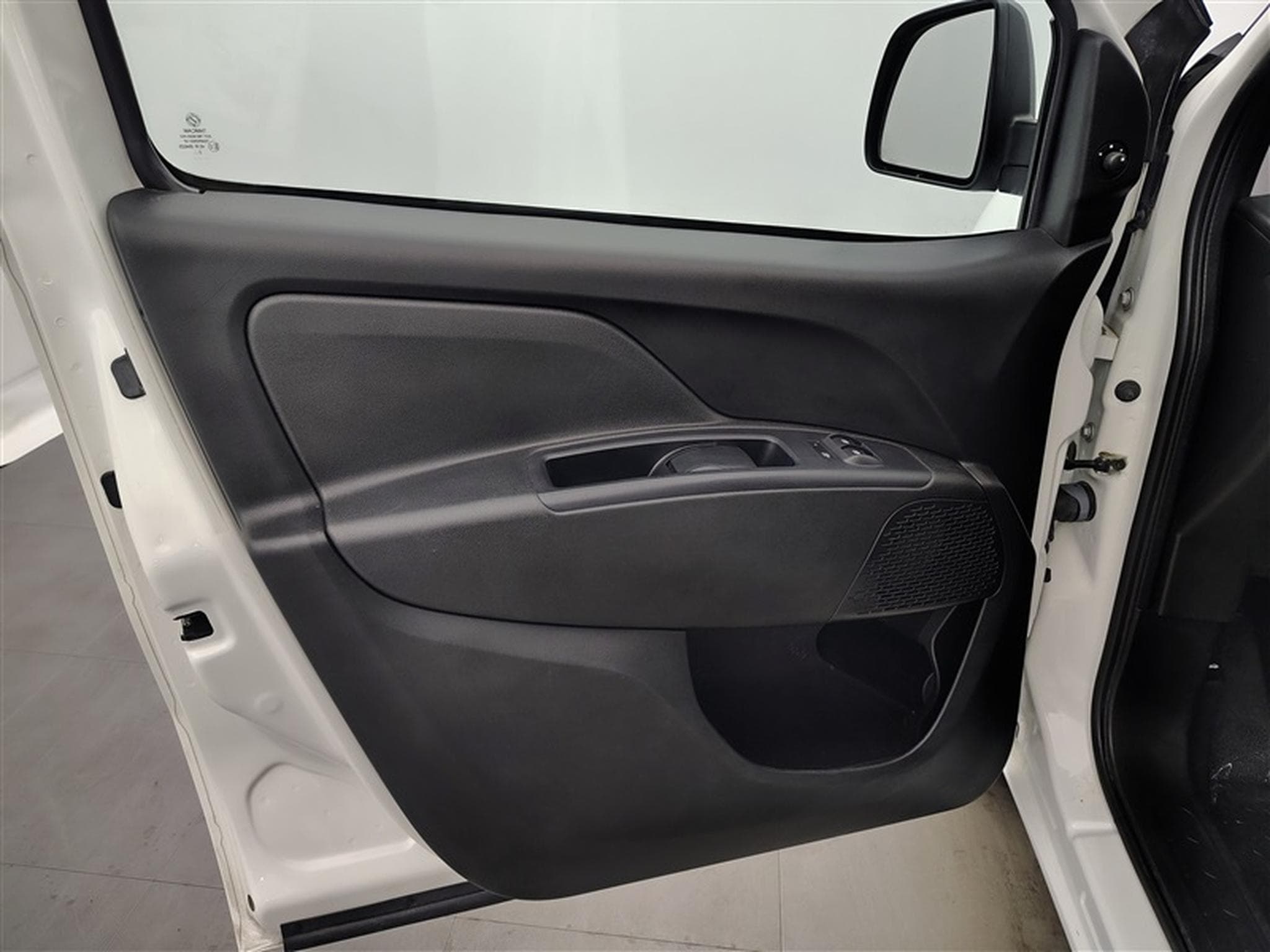 Fiat Doblo 1.6 MJET Cargo CLIM / CARPLAY (2023) - Photo 16