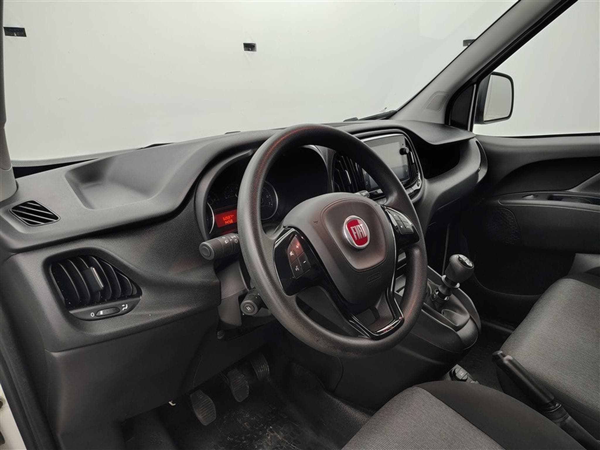 Fiat Doblo 1.6 MJET Cargo CLIM / CARPLAY (2023) - Photo 8