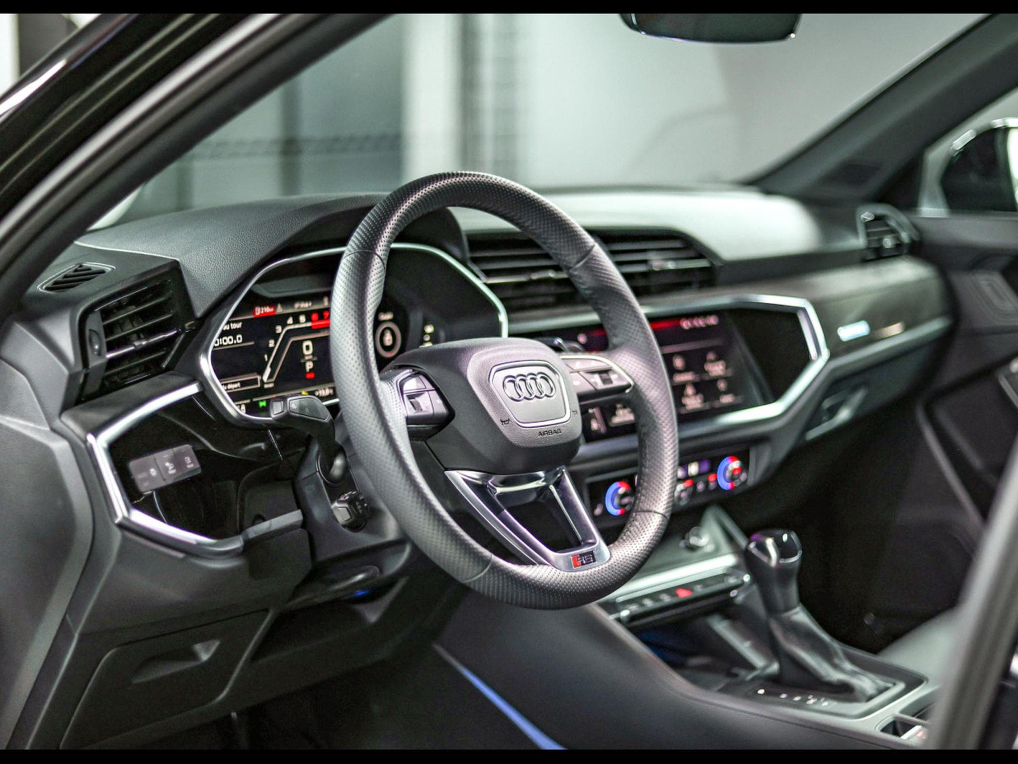 Audi RSQ3 SPORTBACK 2.5 TFSI QUATTRO S-TRONIC - PACK DESIGN NOIR - WAR (2023) - Photo 10