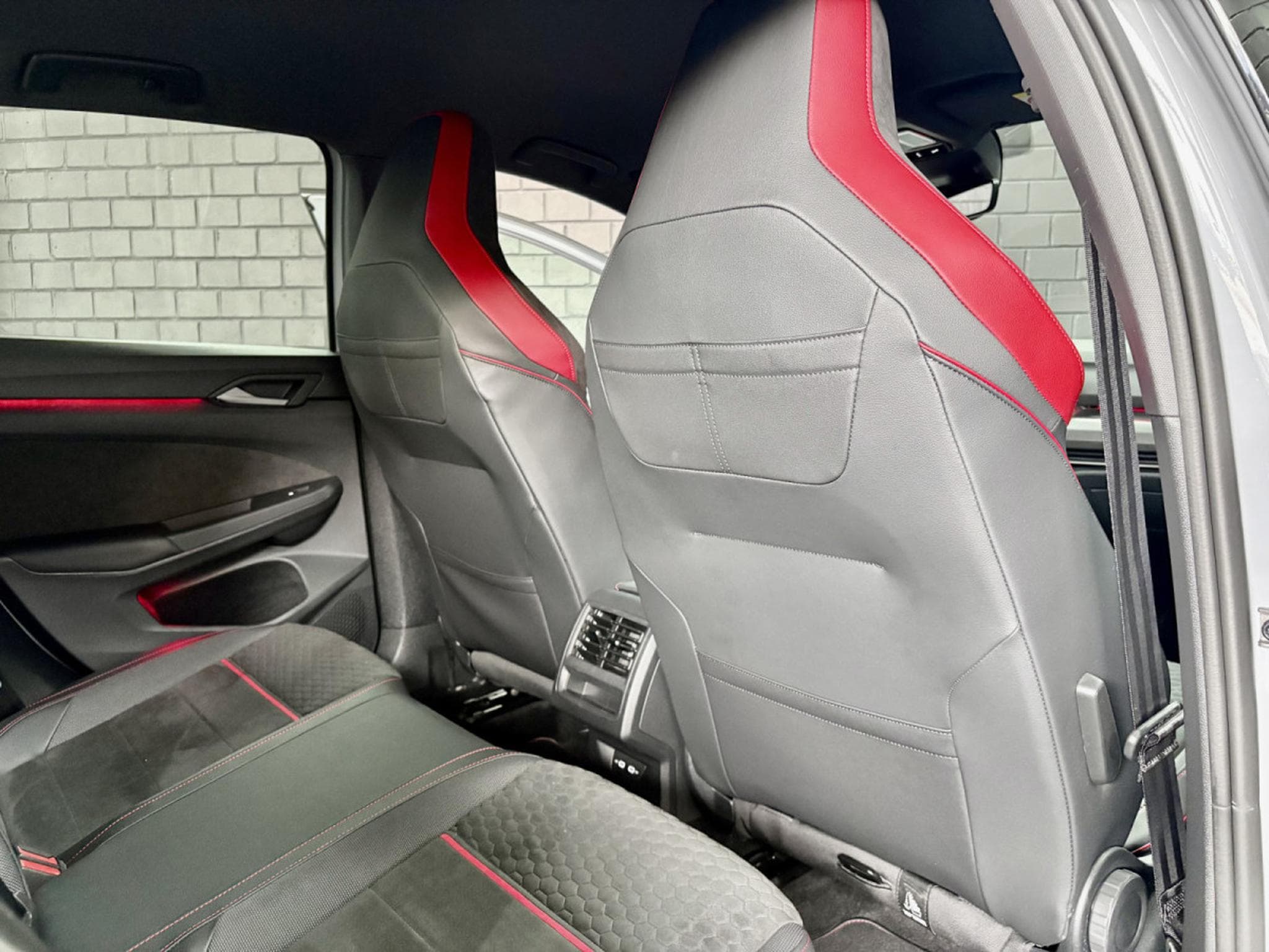 VW Golf GTI Clubsport 2.0 TSI 300 CV DSG7 *ACC* *SIEGES CHAUFF* BLAC (2024) - Photo 21