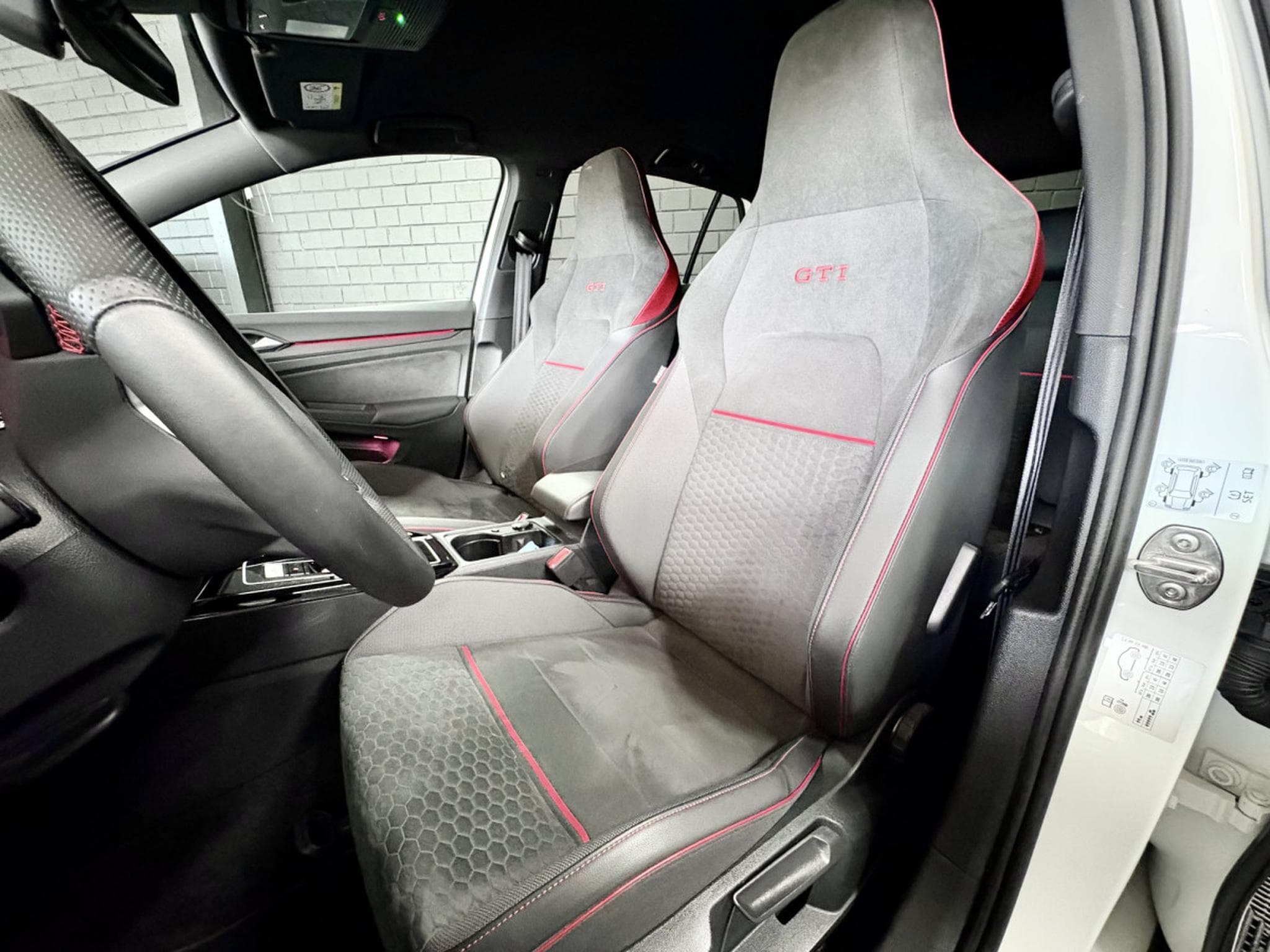 VW Golf GTI Clubsport 2.0 TSI 300 CV DSG7 *ACC* *SIEGES CHAUFF* BLAC (2024) - Photo 6