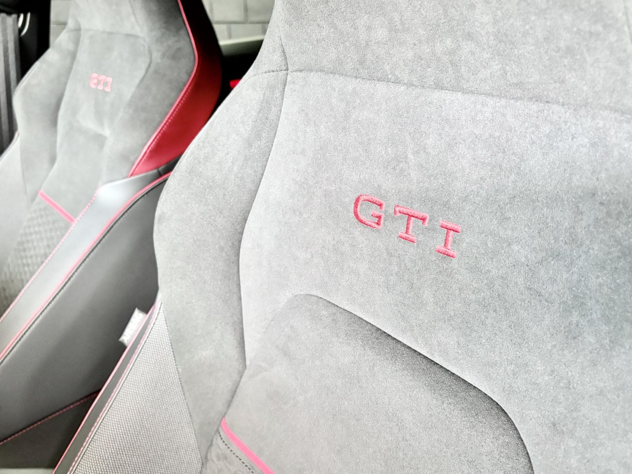 VW Golf GTI Clubsport 2.0 TSI 300 CV DSG7 *ACC* *SIEGES CHAUFF* BLAC (2024) - Photo 7