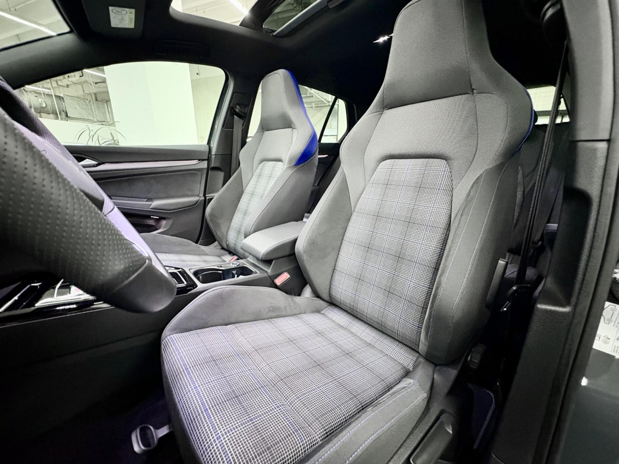 VW Golf GTE PHASE 2  1.5 eHybrid 272 CV DSG 6 *PANO * MATRIX * TÊTE (2025) - Photo 3