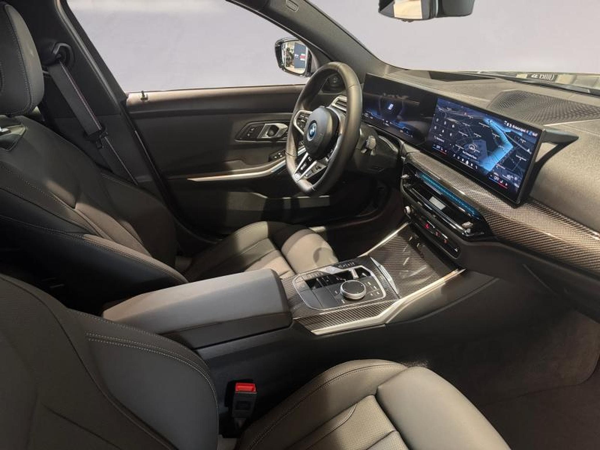 BMW 330 330e Touring M Sport (2025) - Photo 13