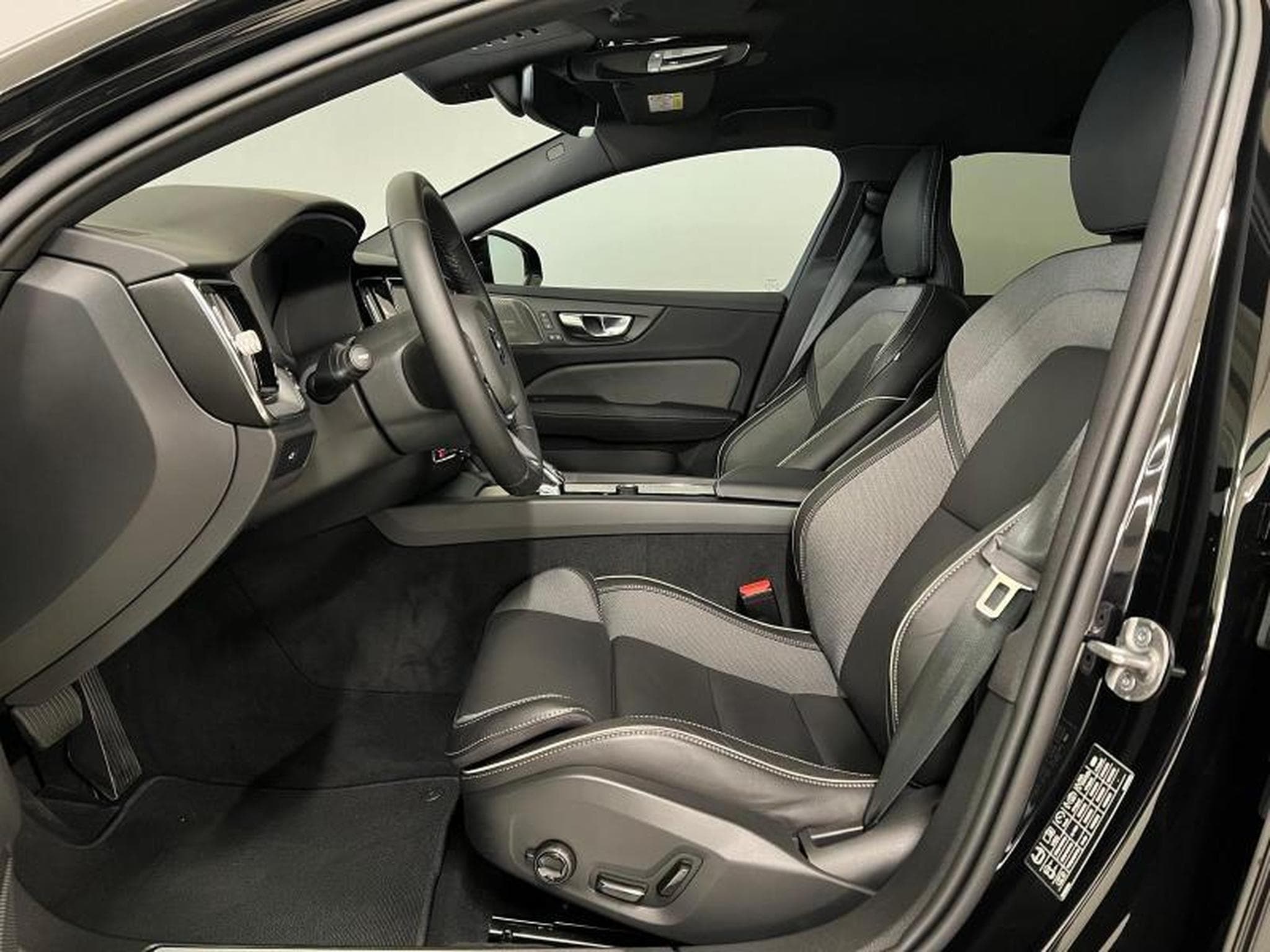 Volvo V60 Plus Dark (2025) - Photo 11