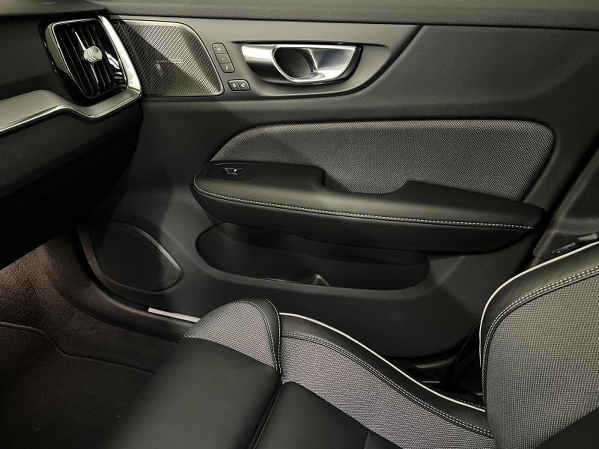 Volvo V60 Plus Dark (2025) - Photo 17