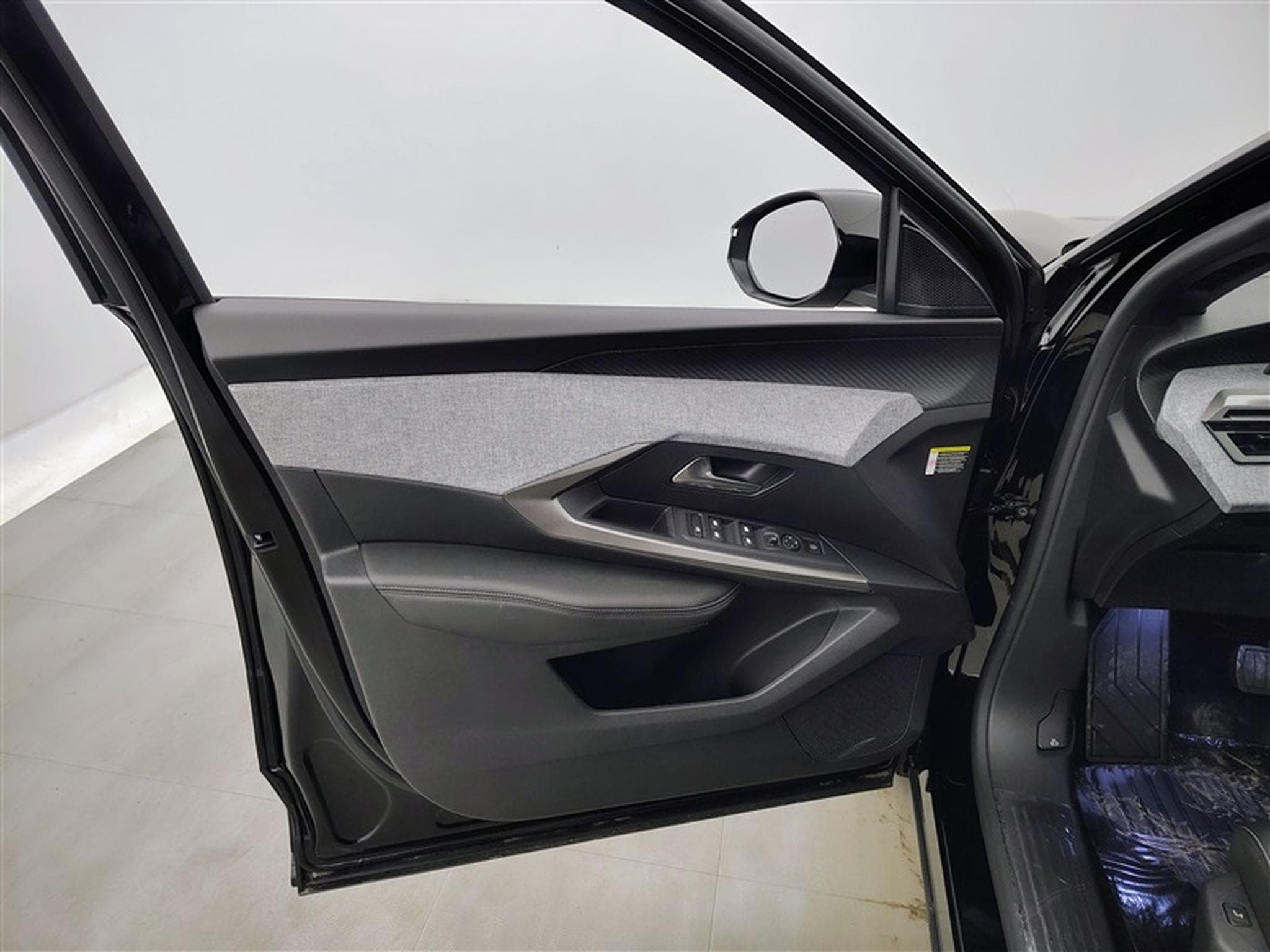 Peugeot 3008 1.2 Hybrid 145cv e-DCS6 Allure NAVI / FULL LED / CAMERA (2026) - Photo 17