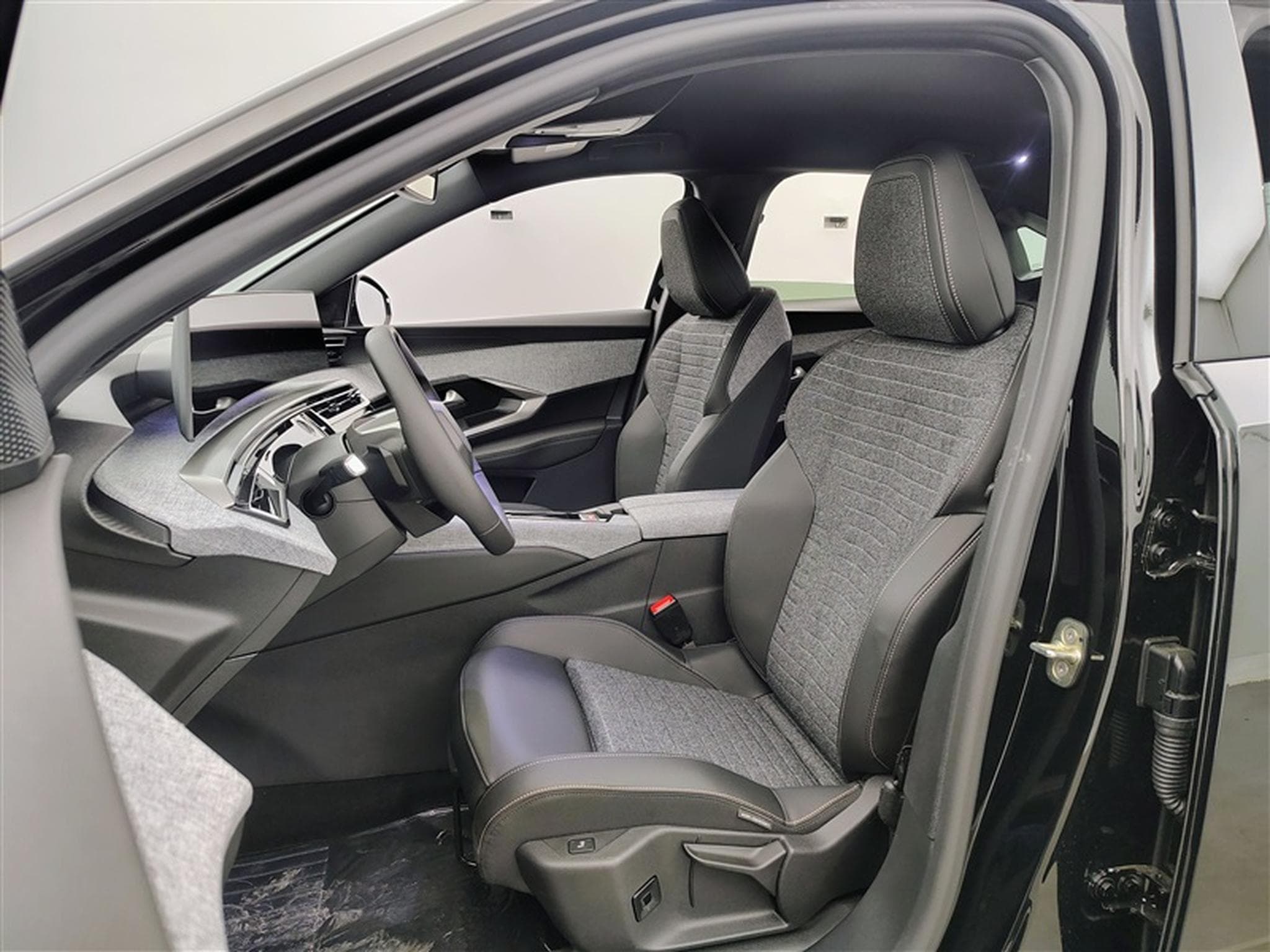 Peugeot 3008 1.2 Hybrid 145cv e-DCS6 Allure NAVI / FULL LED / CAMERA (2026) - Photo 7
