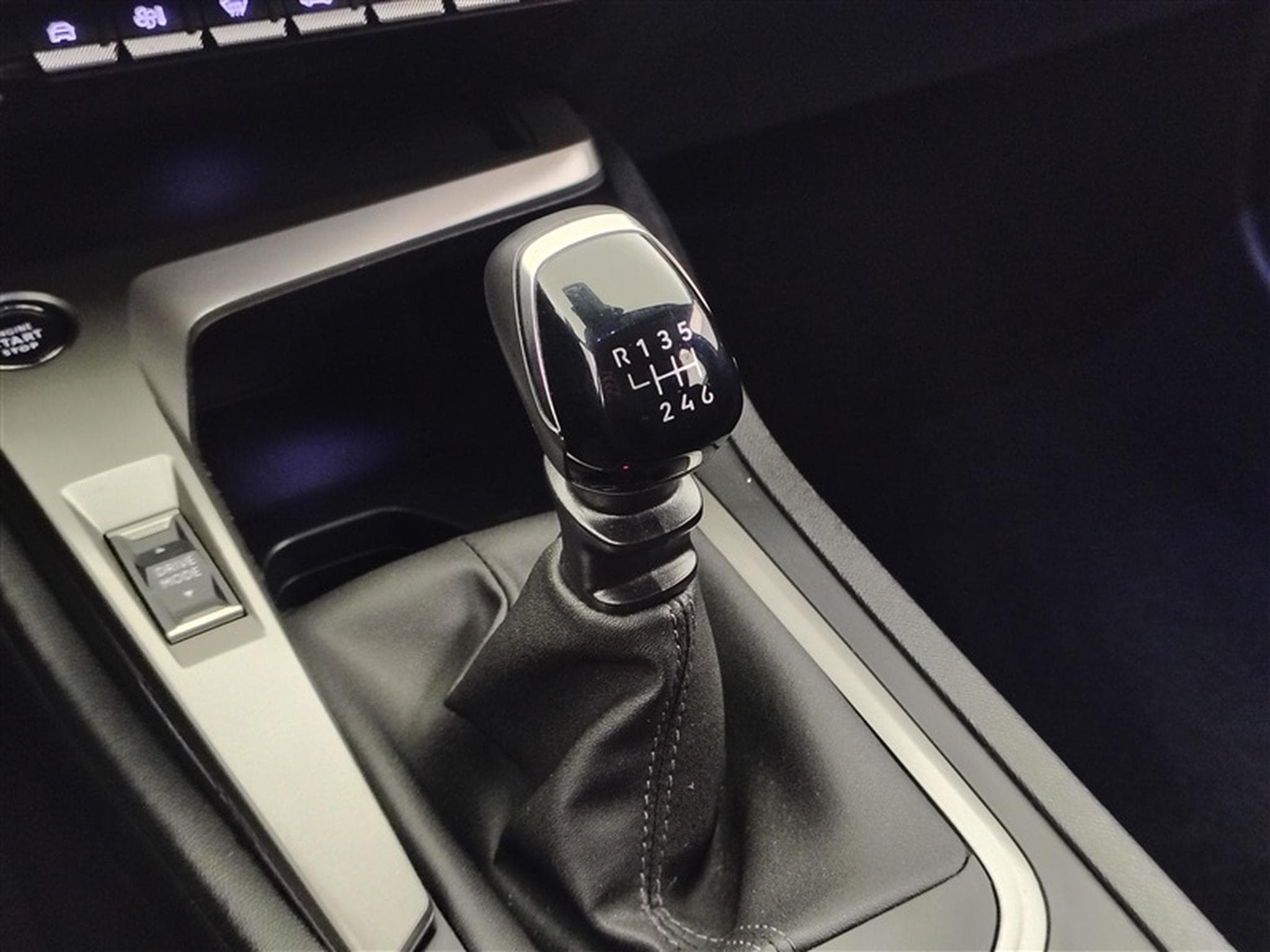 Peugeot 308 1.2 PureTech Style *CARPLAY/FULL LED/PDC/JA16* (2023) - Photo 12