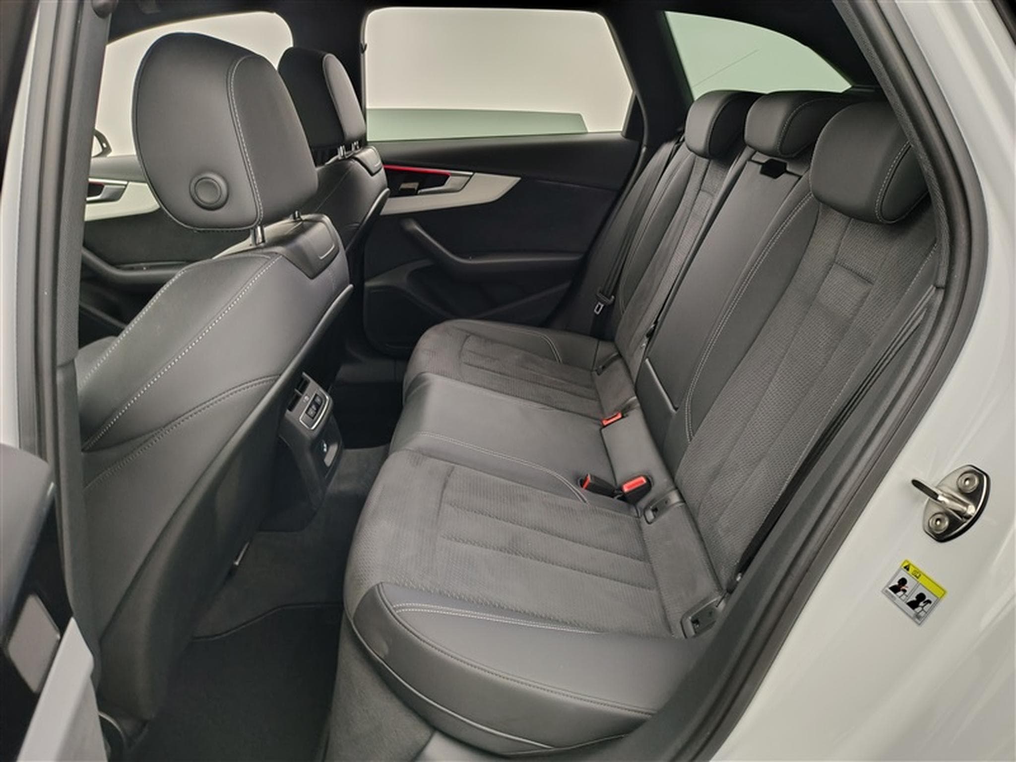Audi A4 40 TDI QUATTRO S-Tronic S-Line (2025) - Photo 13