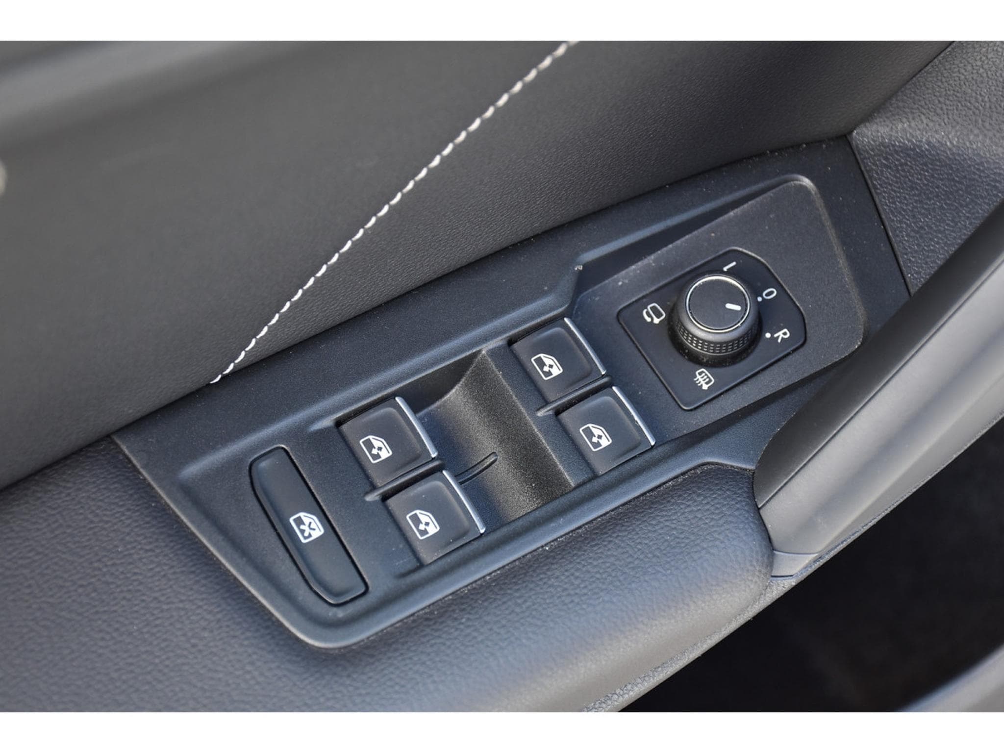 VW Tiguan 1.4 TSI eHybrid R-Line DSG ACC TRAVEL SIDE PARK CAM 1° MAIN (2023) - Photo 20
