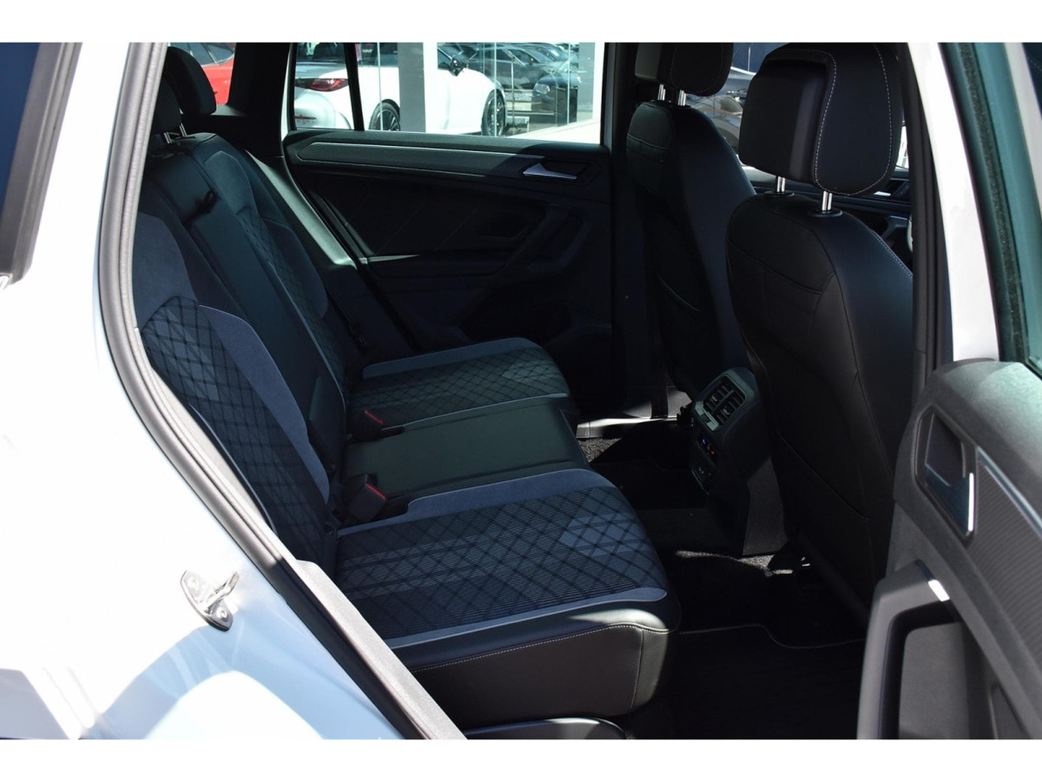 VW Tiguan 1.4 TSI eHybrid R-Line DSG ACC TRAVEL SIDE PARK CAM 1° MAIN (2023) - Photo 9