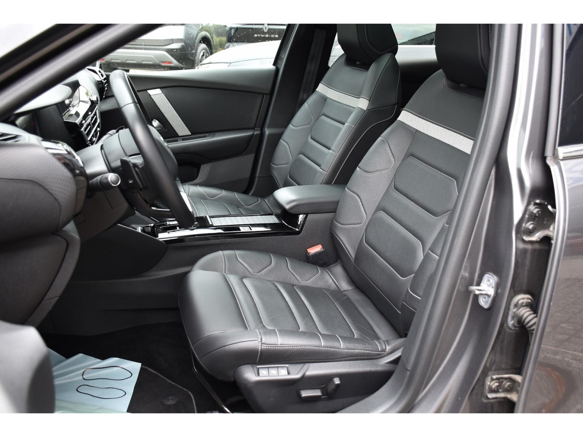 Citroën C4 1.2 PureTech 130 Shine EAT8 CUIR PANO HUD CAM360 1° MAIN (2022) - Photo 6