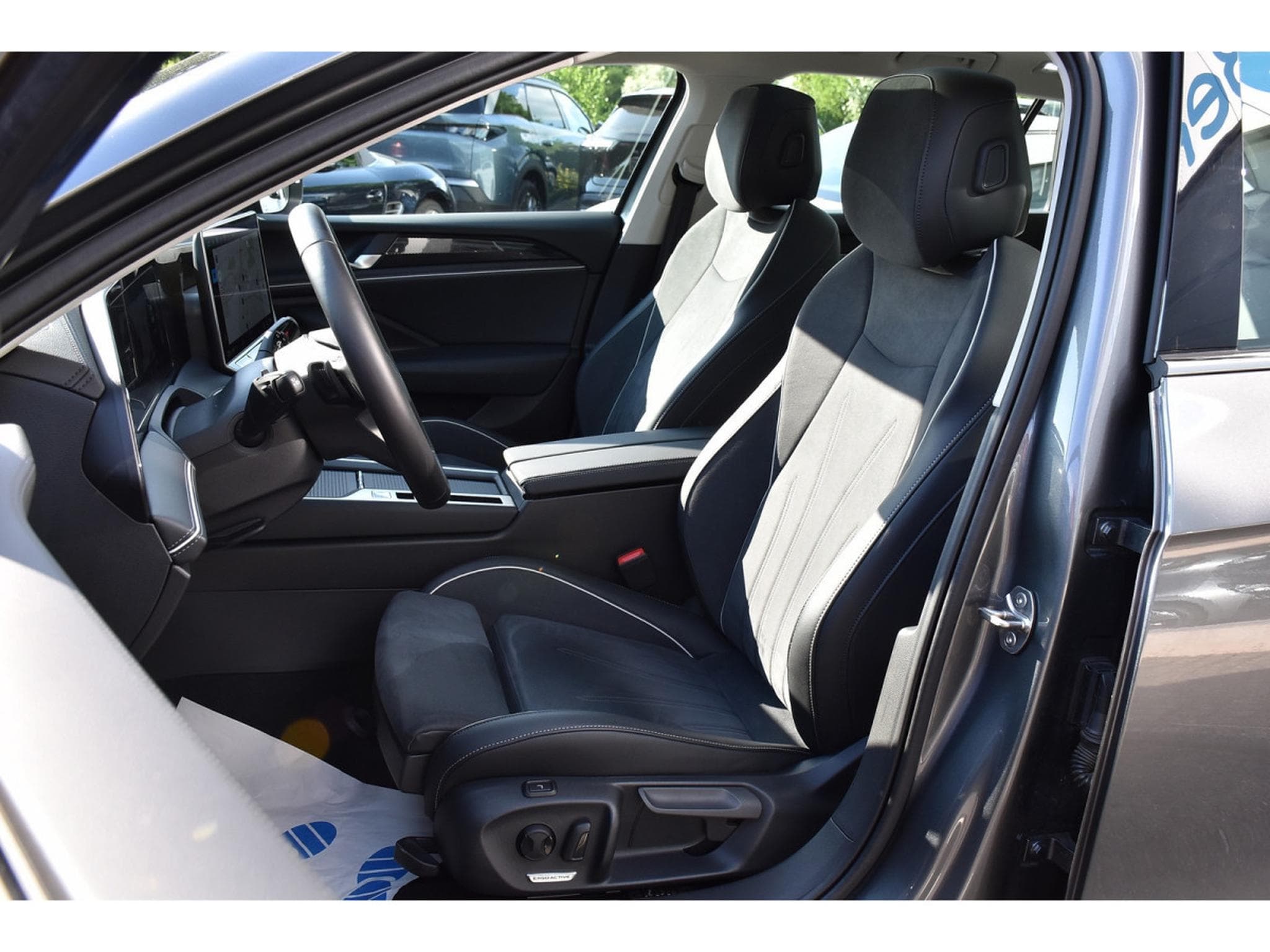 VW Passat 2.0 TDI Business DSG PANO TRAVEL CAM360 1° MAIN (2025) - Photo 6