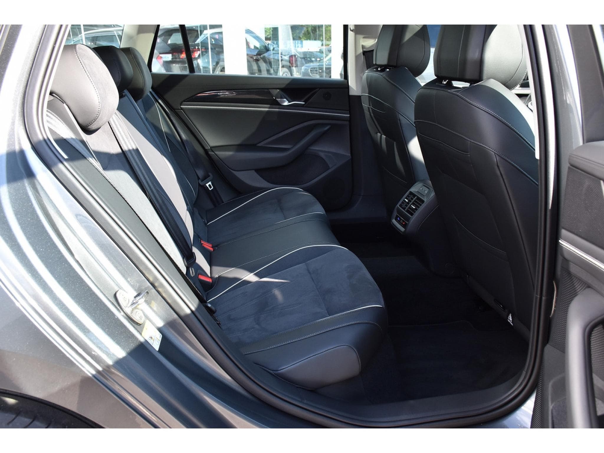 VW Passat 2.0 TDI Business DSG PANO TRAVEL CAM360 1° MAIN (2025) - Photo 8