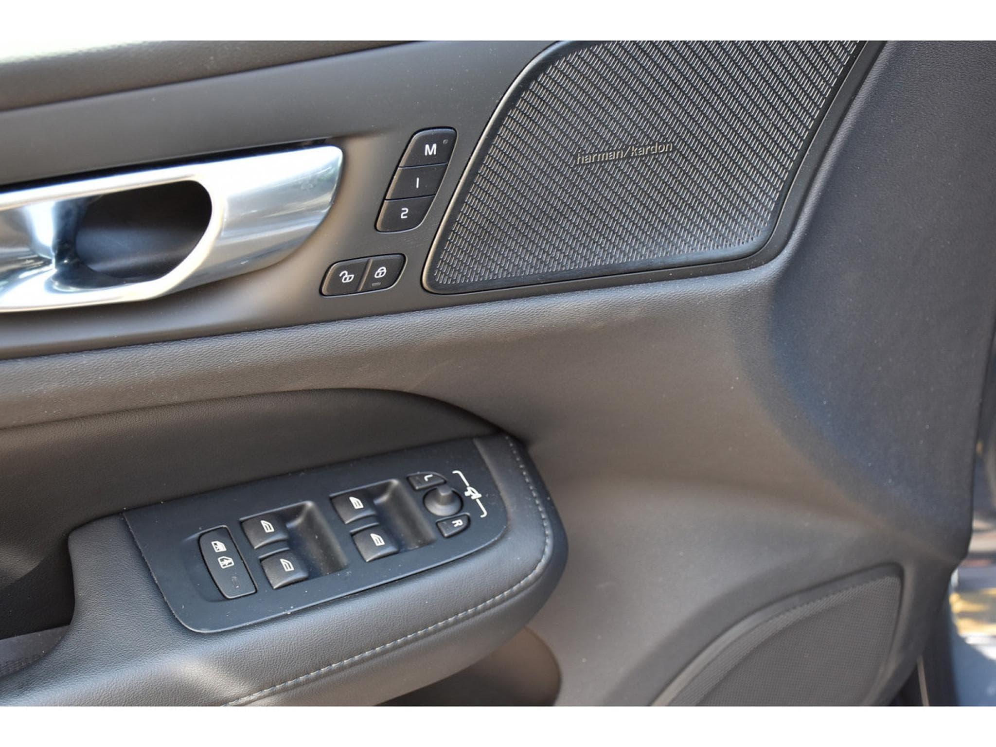 Volvo V60 2.0 B4 Plus Dark Geartronic PANO CUIR MEMO CAM360 HARMAN 1°M (2025) - Photo 19